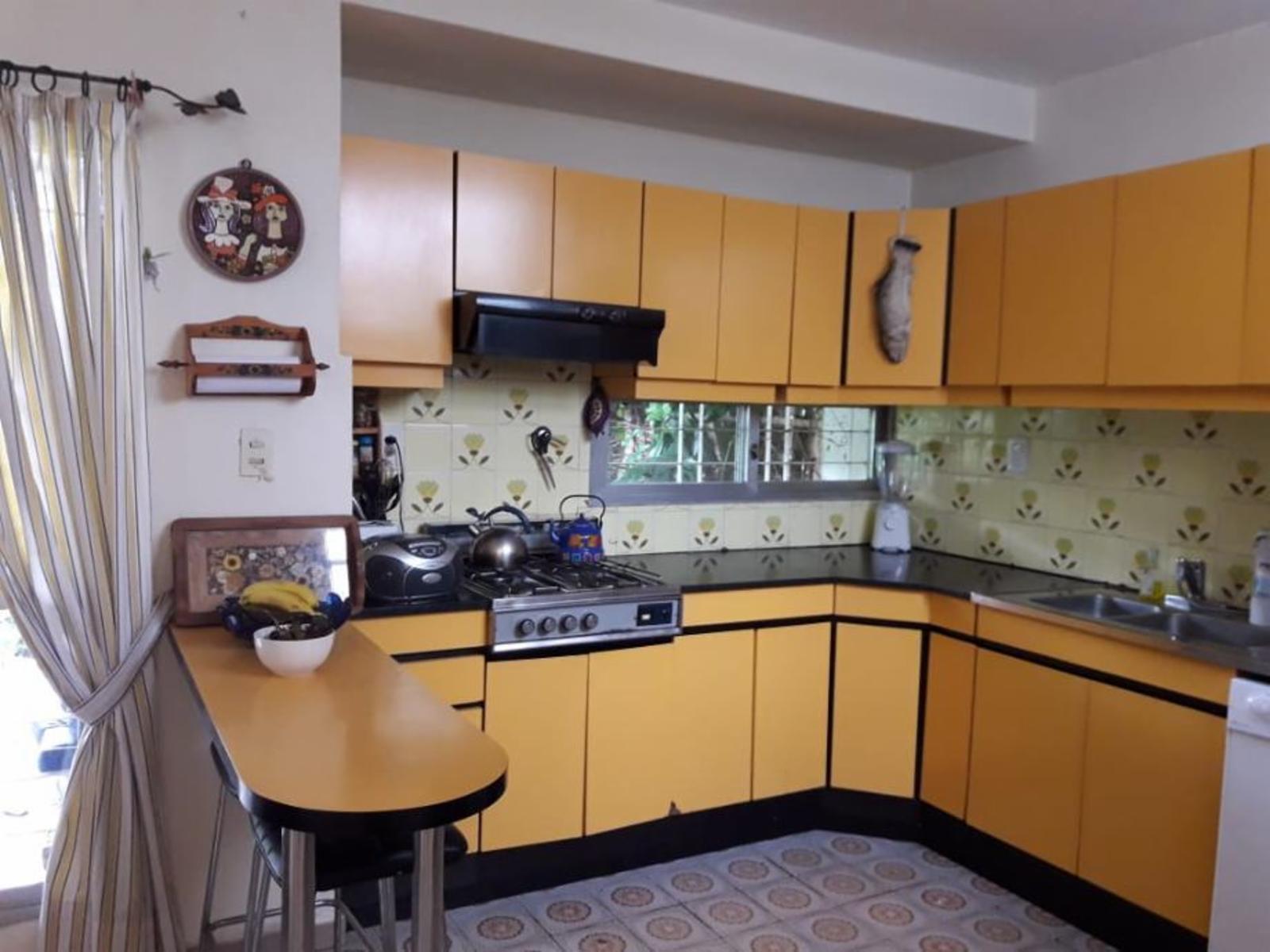 Chalet 4 amb. con pileta y depto de 2 amb al fondo, ideal 2 familias — foto 3
