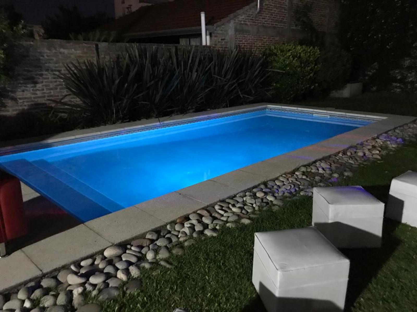 Casa 3 amb. reciclada a nuevo con fondo y pileta Berazategui centro — foto 9