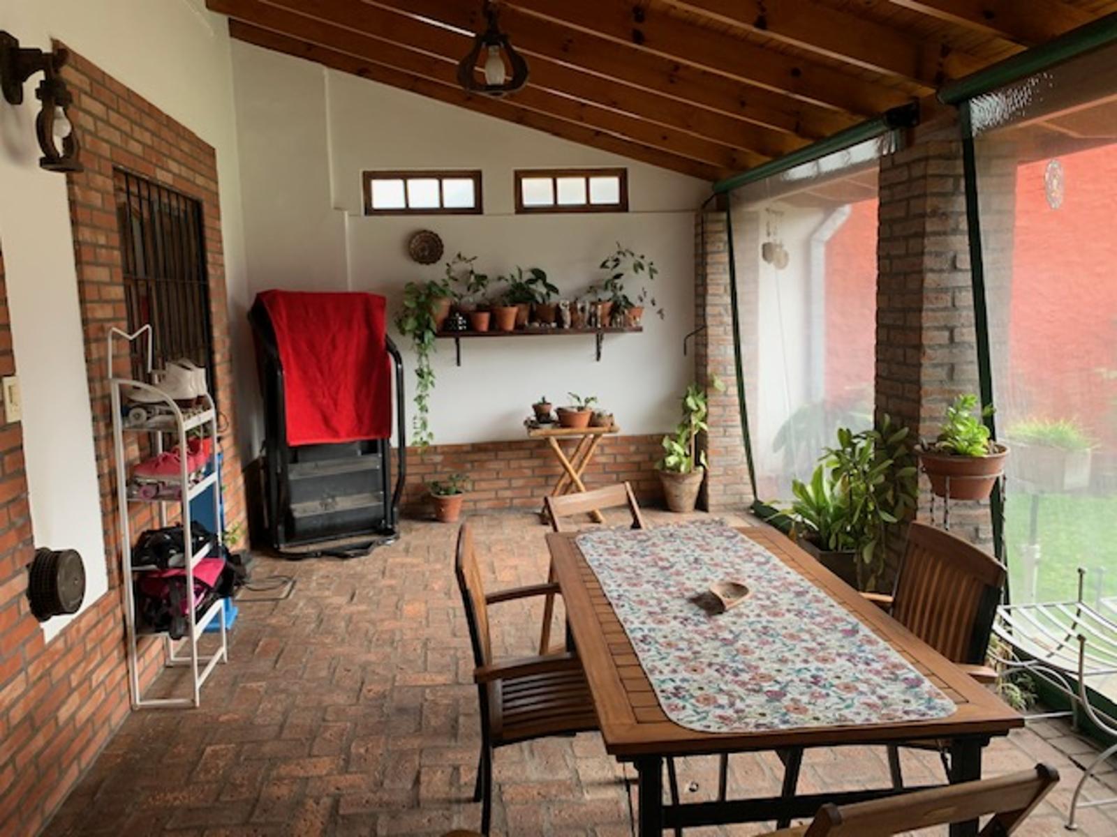 Casa 4 amb. con cochera p/ 2 autos y fondo con pileta — foto 6