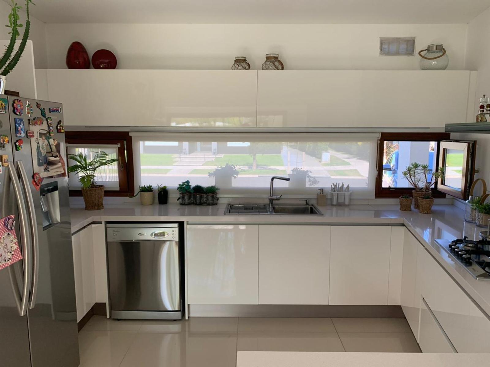Importante casa en Nuevo Quilmes lote central, excelente calidad constructiva — foto 4