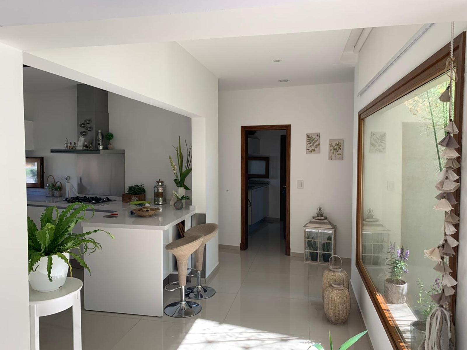 Importante casa en Nuevo Quilmes lote central, excelente calidad constructiva — foto 7