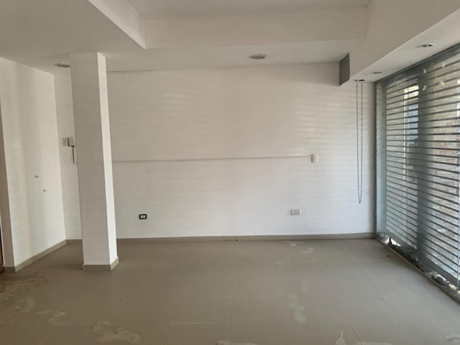 Local en el centro de F. Varela frente a escuela privada, zona muy comercial