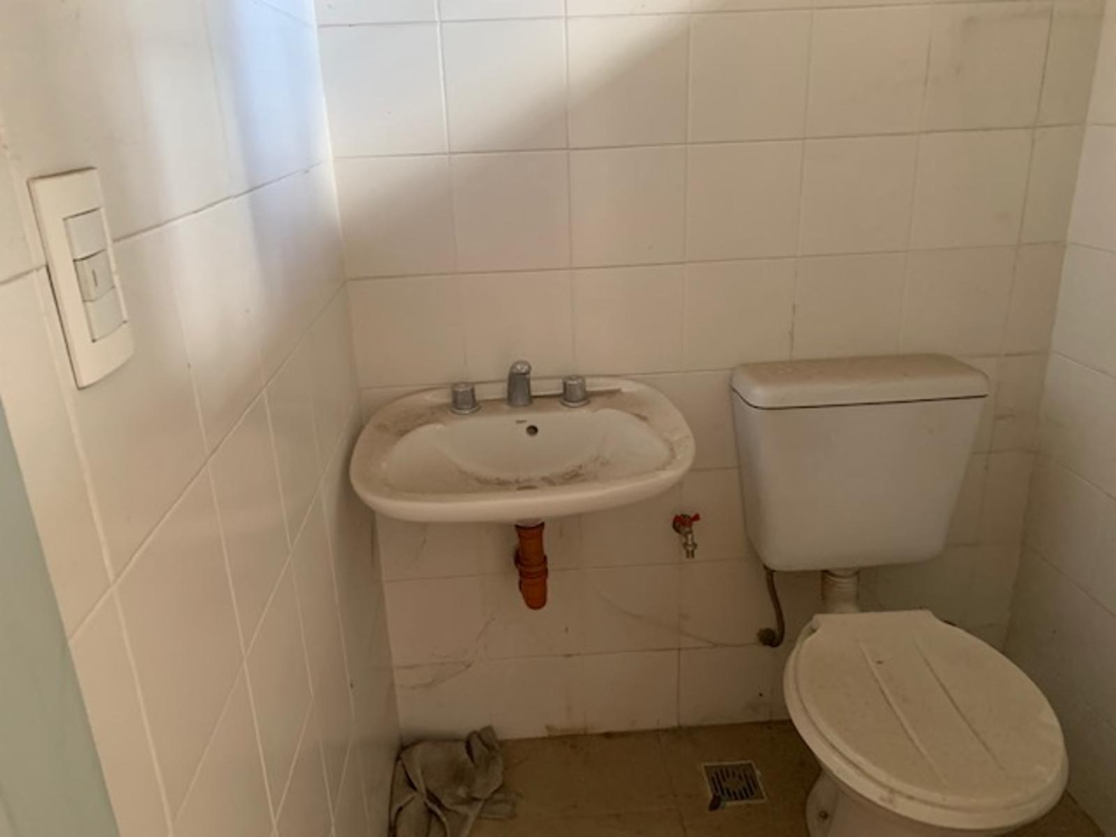 Local en el centro de F. Varela frente a escuela privada, zona muy comercial — foto 2