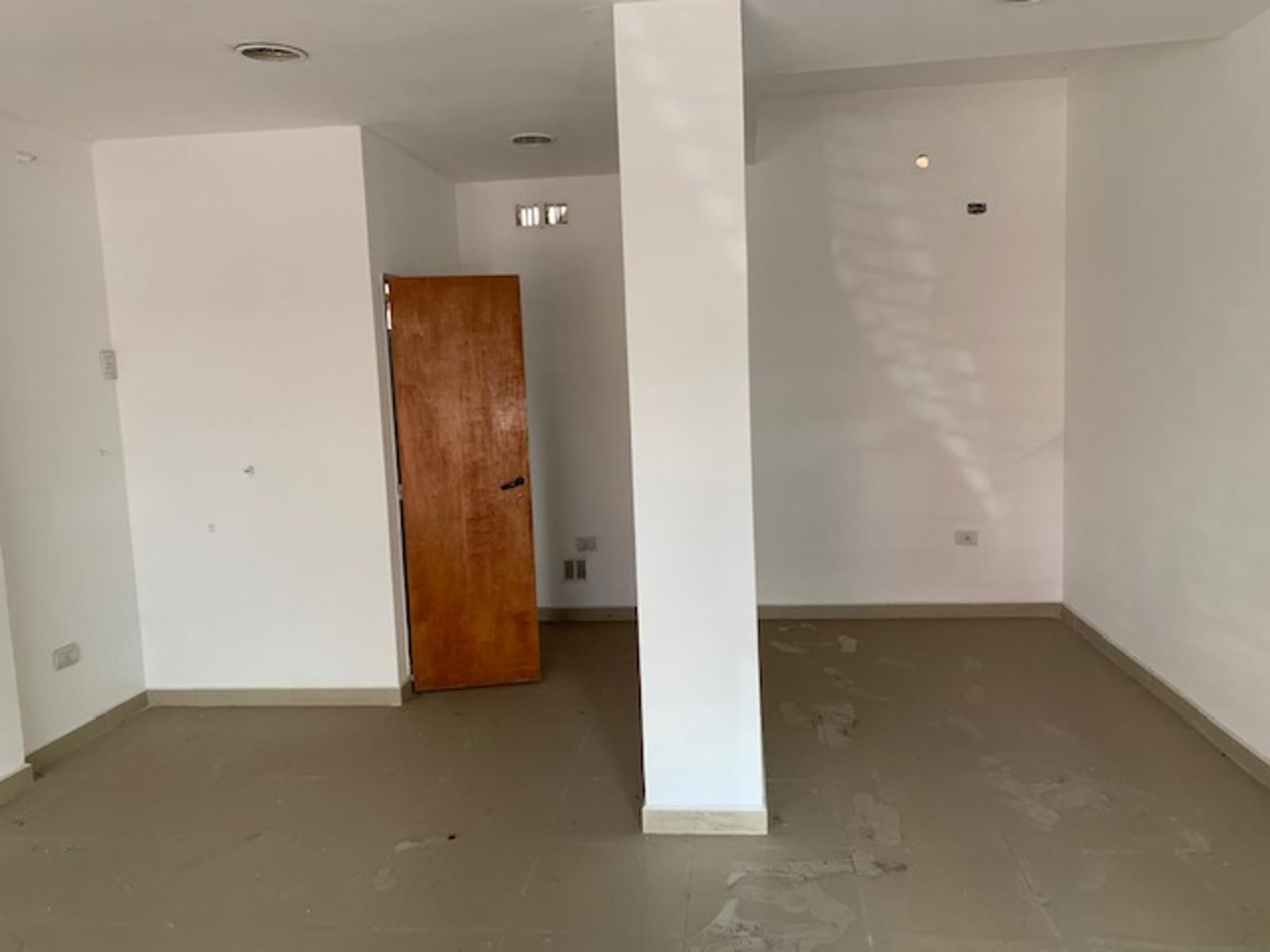 Local en el centro de F. Varela frente a escuela privada, zona muy comercial — foto 4