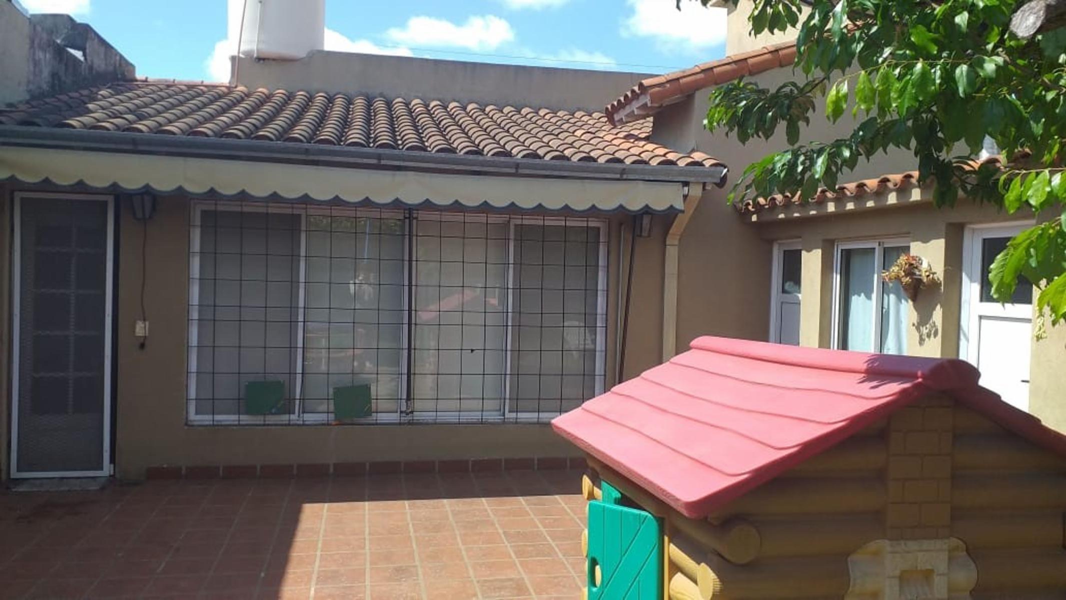 Casa 3 amb con cochera y fondo Excelente estado Bernal oeste — foto 8