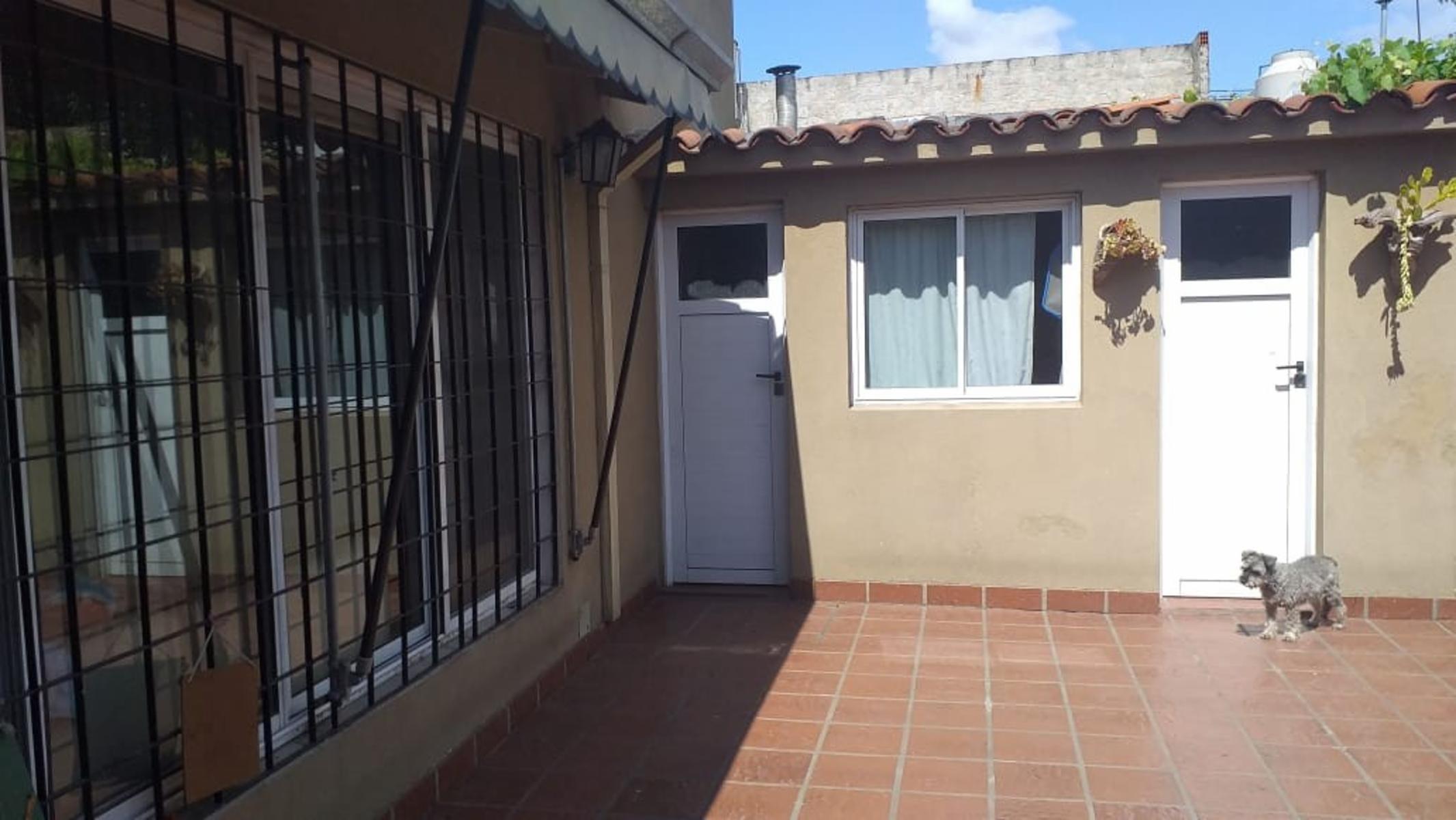 Casa 3 amb con cochera y fondo Excelente estado Bernal oeste — foto 9