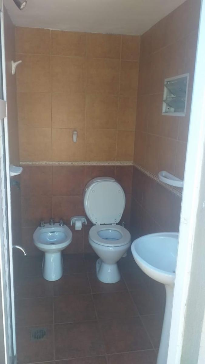 Casa 3 amb con cochera y fondo Excelente estado Bernal oeste — foto 12
