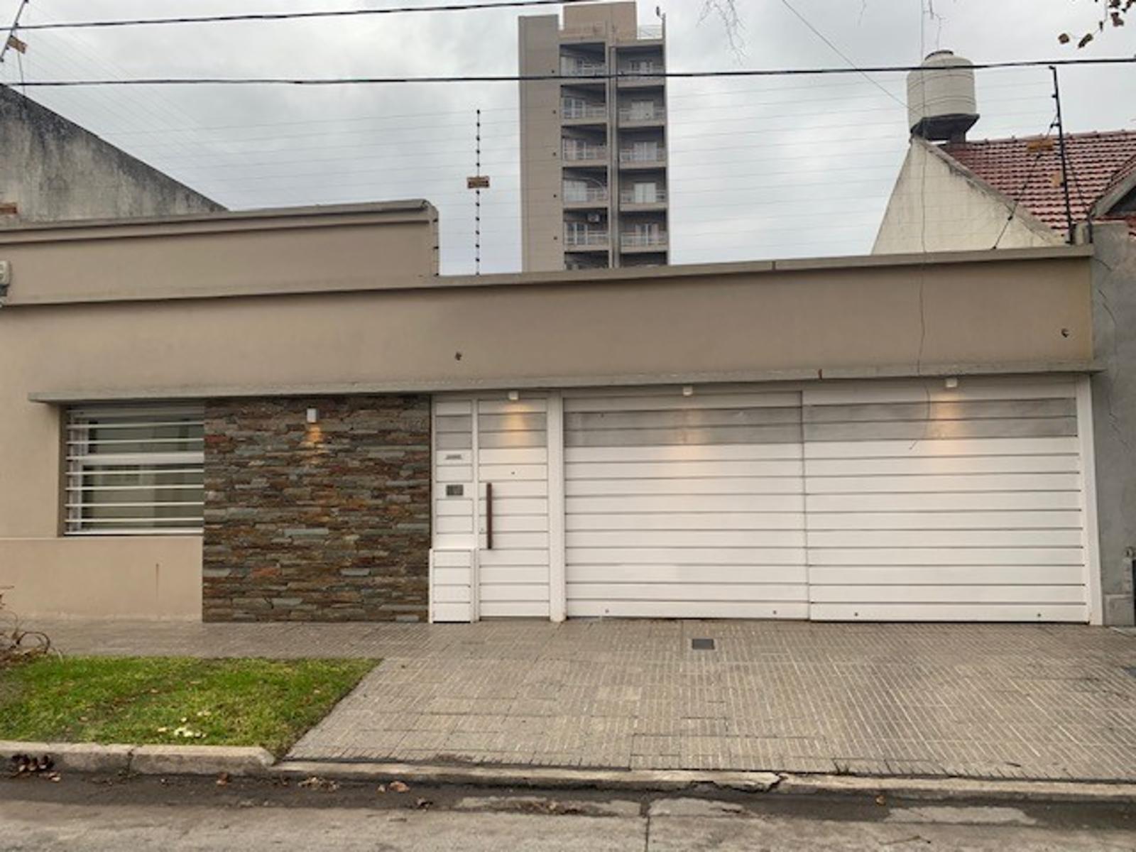 Casa moderna de 3 amb. 2 cocheras, pileta en Quilmes centro