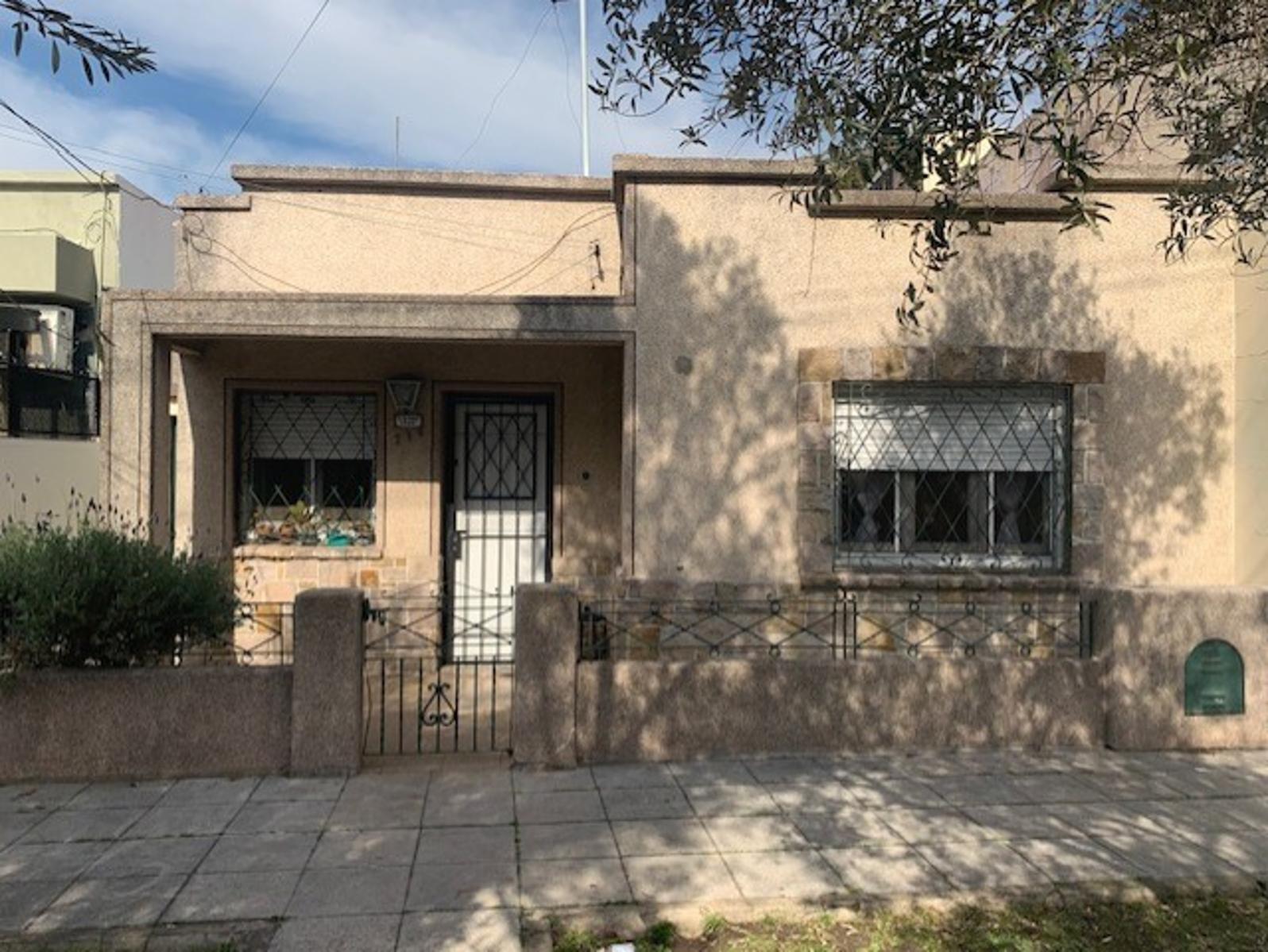 Casa 3 ambientes reciclada y con fondo Quilmes oeste
