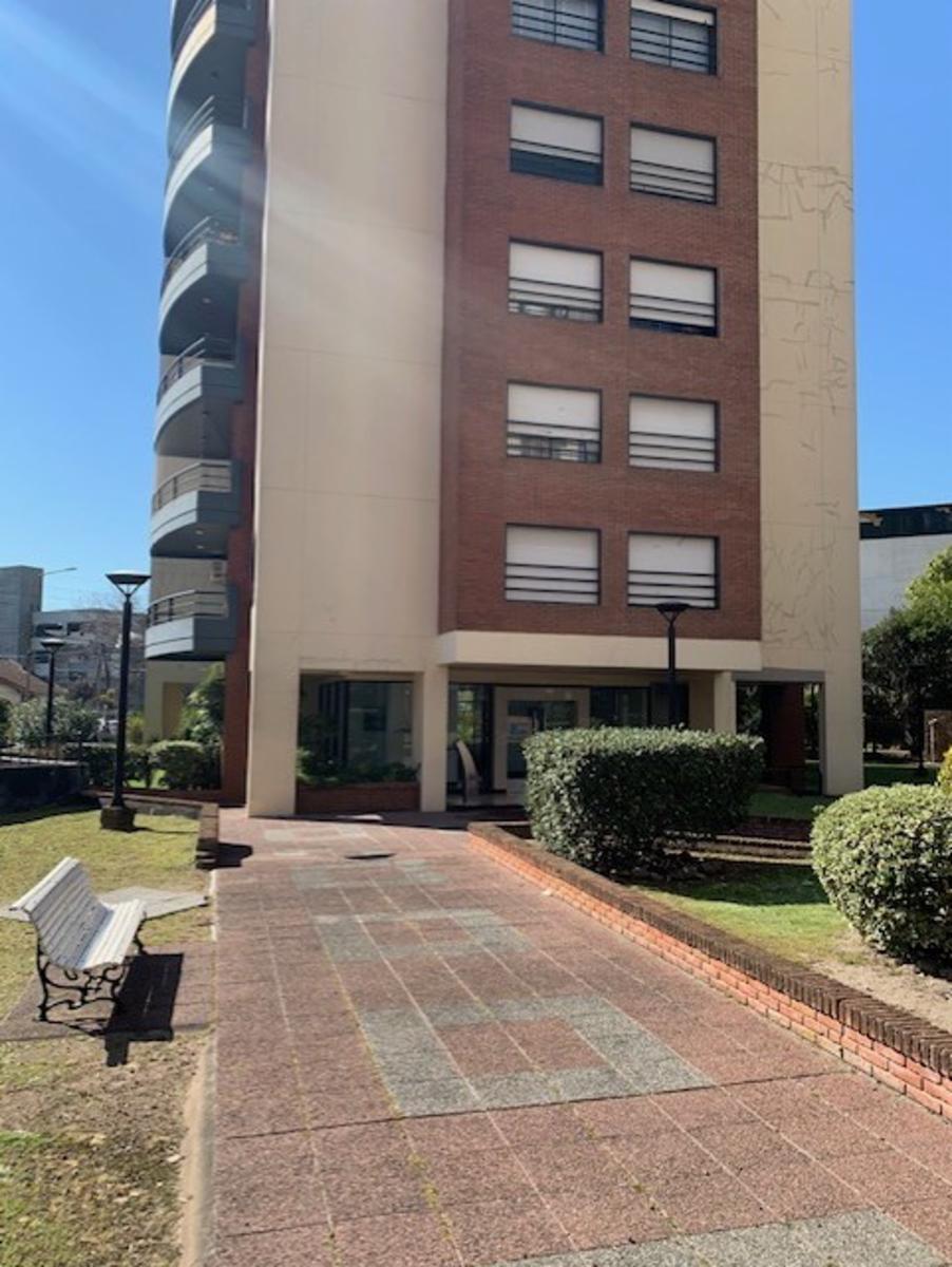 Torres de Guido 3 ambientes con cochera piso 13 seguridad 24 hs pileta — foto 2