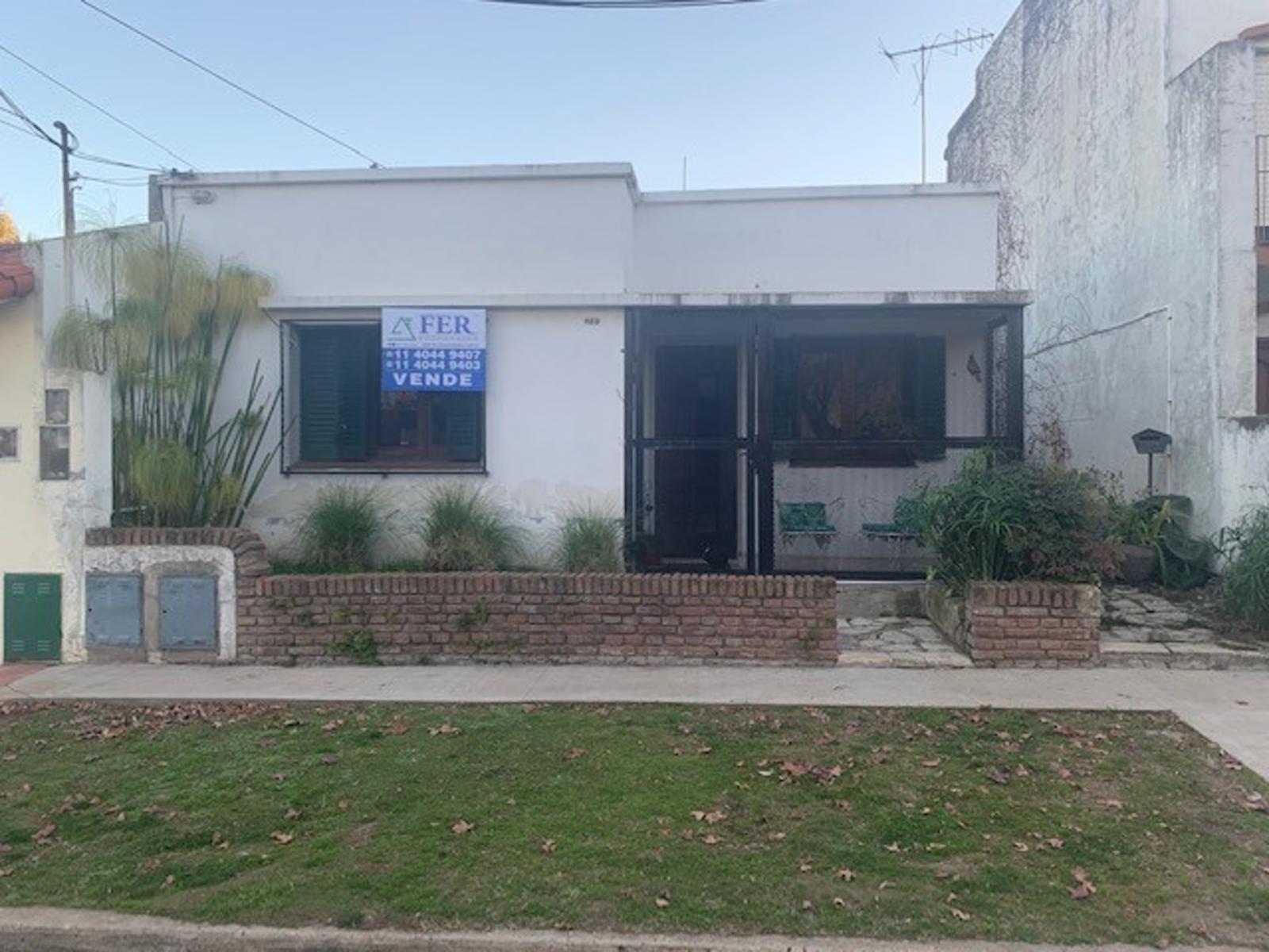 Casa de 3 ambientes tipoo PH al frente