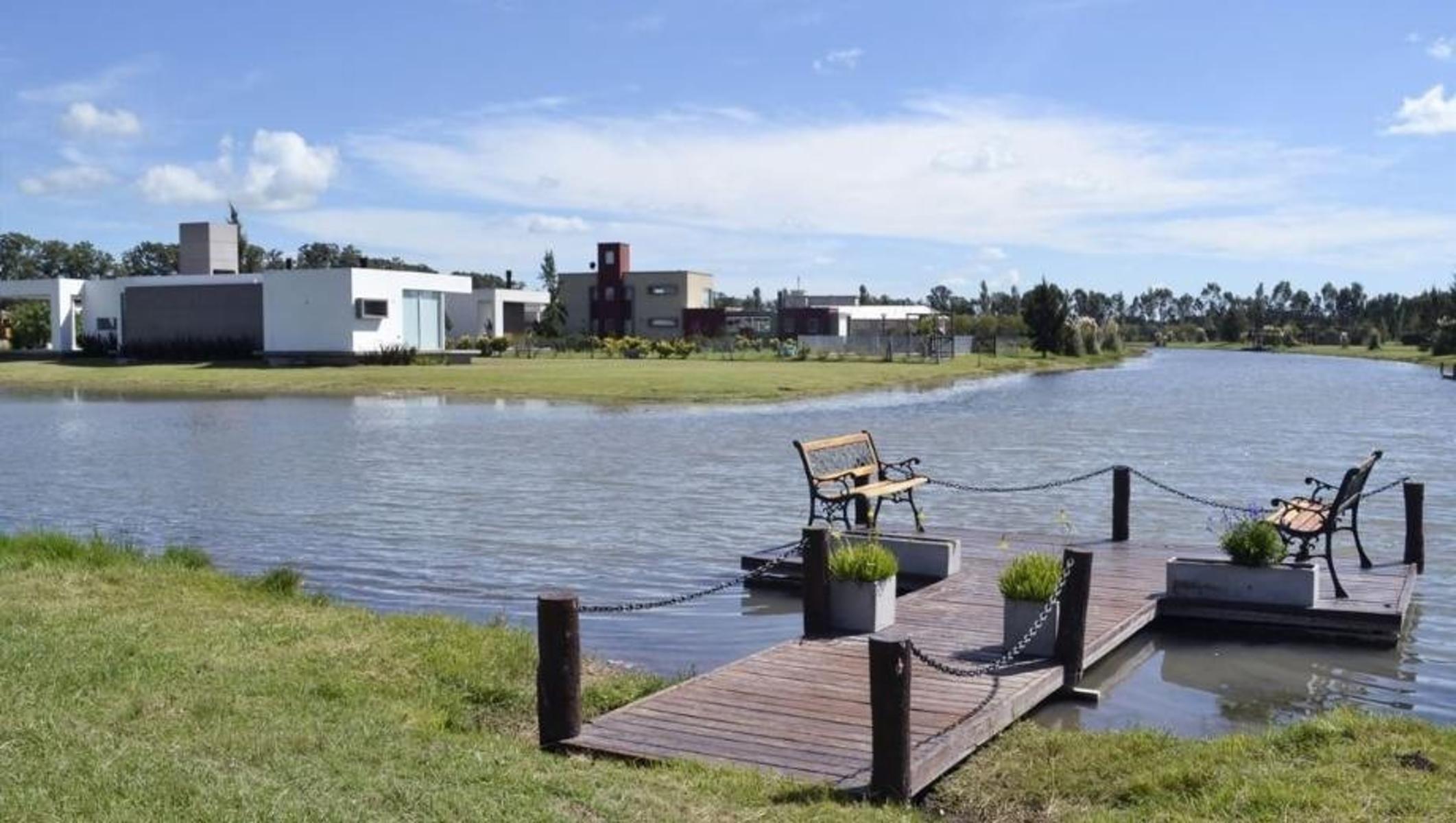 Lote a la laguna en Club de Campo Posada de Los Lagos - 1