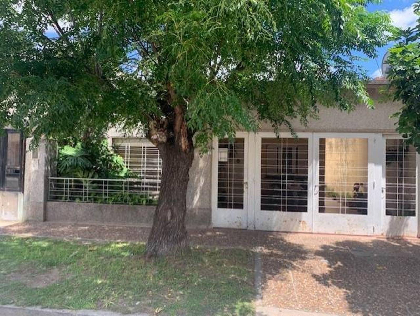 Casa 3 amb.a reciclar con cochera y fondo en Bernal oeste