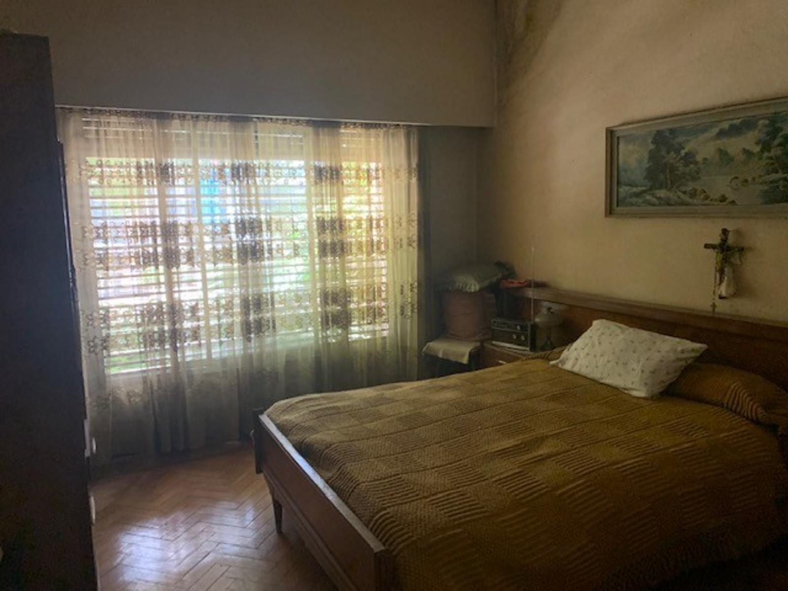 Casa 3 amb.a reciclar con cochera y fondo en Bernal oeste — foto 4