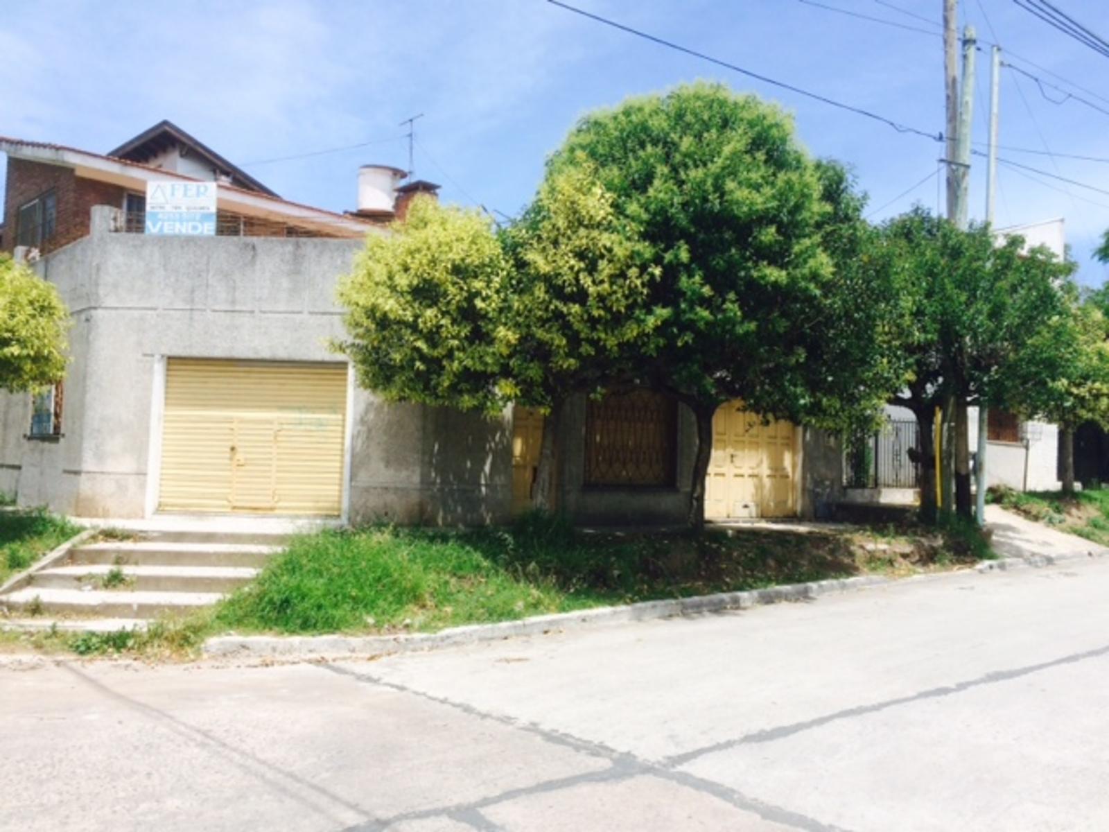 Vende amplia casa en Quilmes