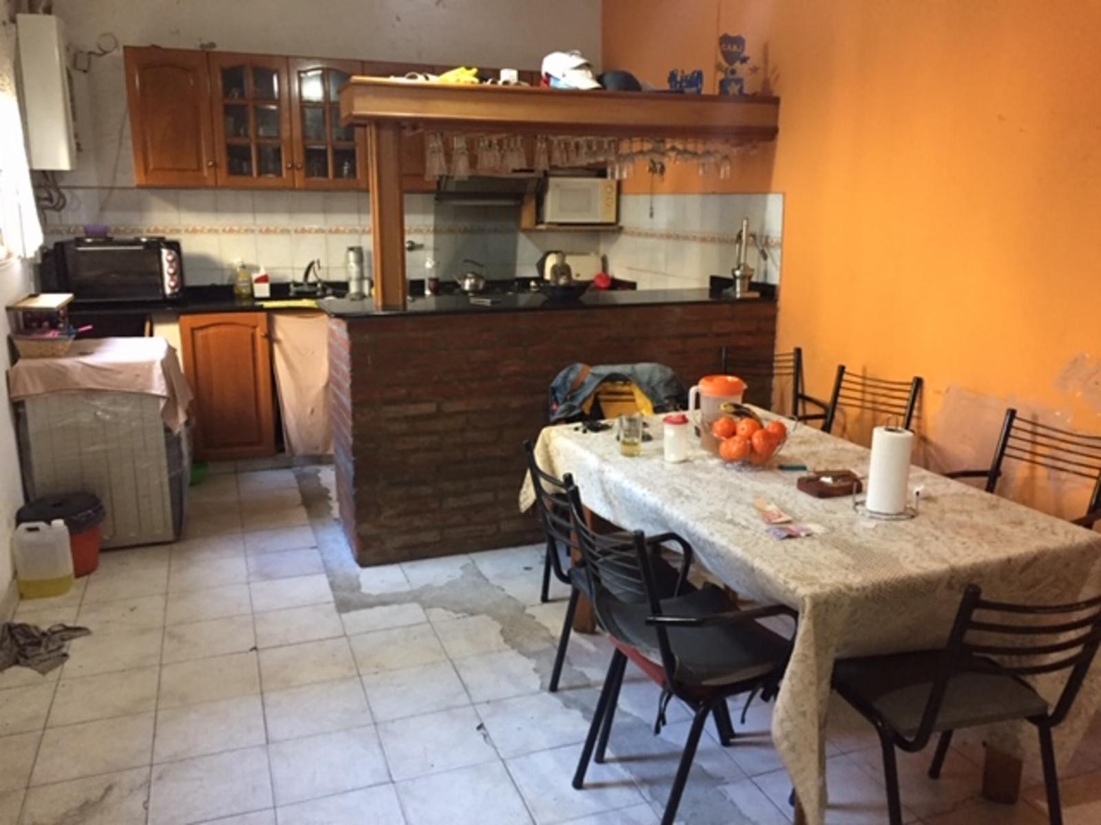 PH 4 ambientes contrafrente con entrada independiente, patio y terraza, zona Pompeya