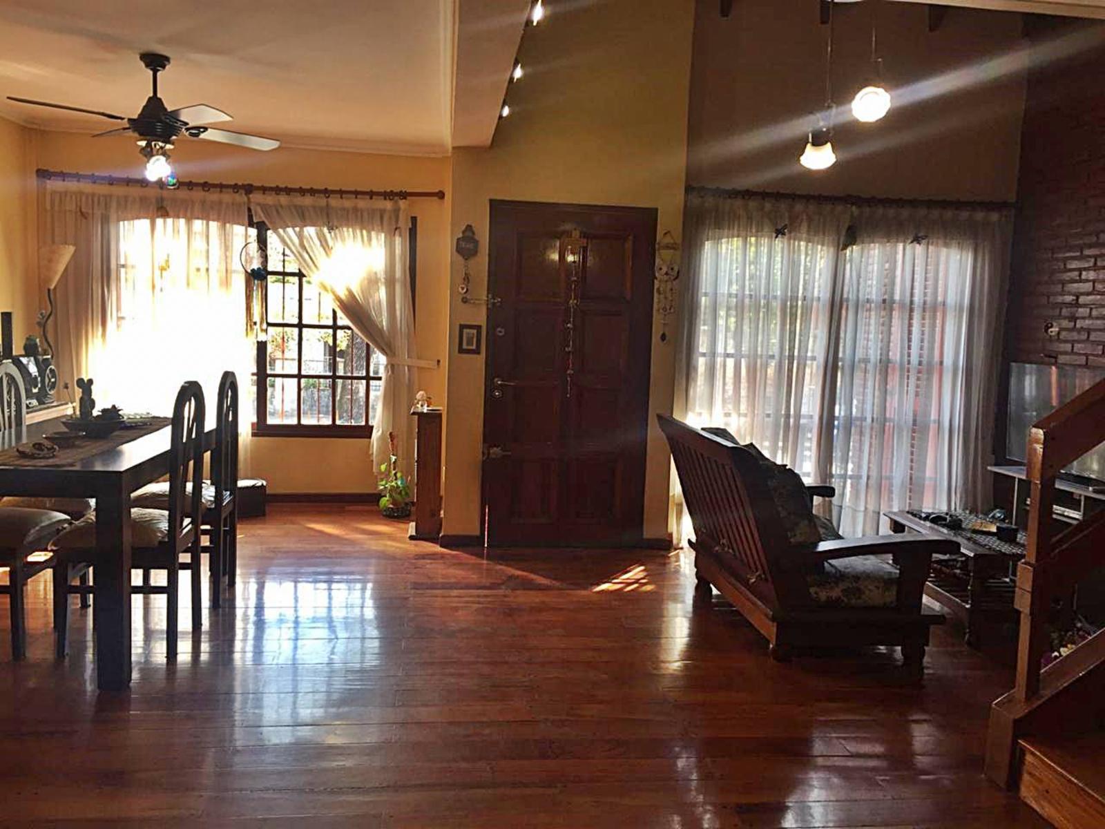 Excelente Chalet – 4 Ambientes – Dependencia– Jardín con pileta - Quincho y Garaje
