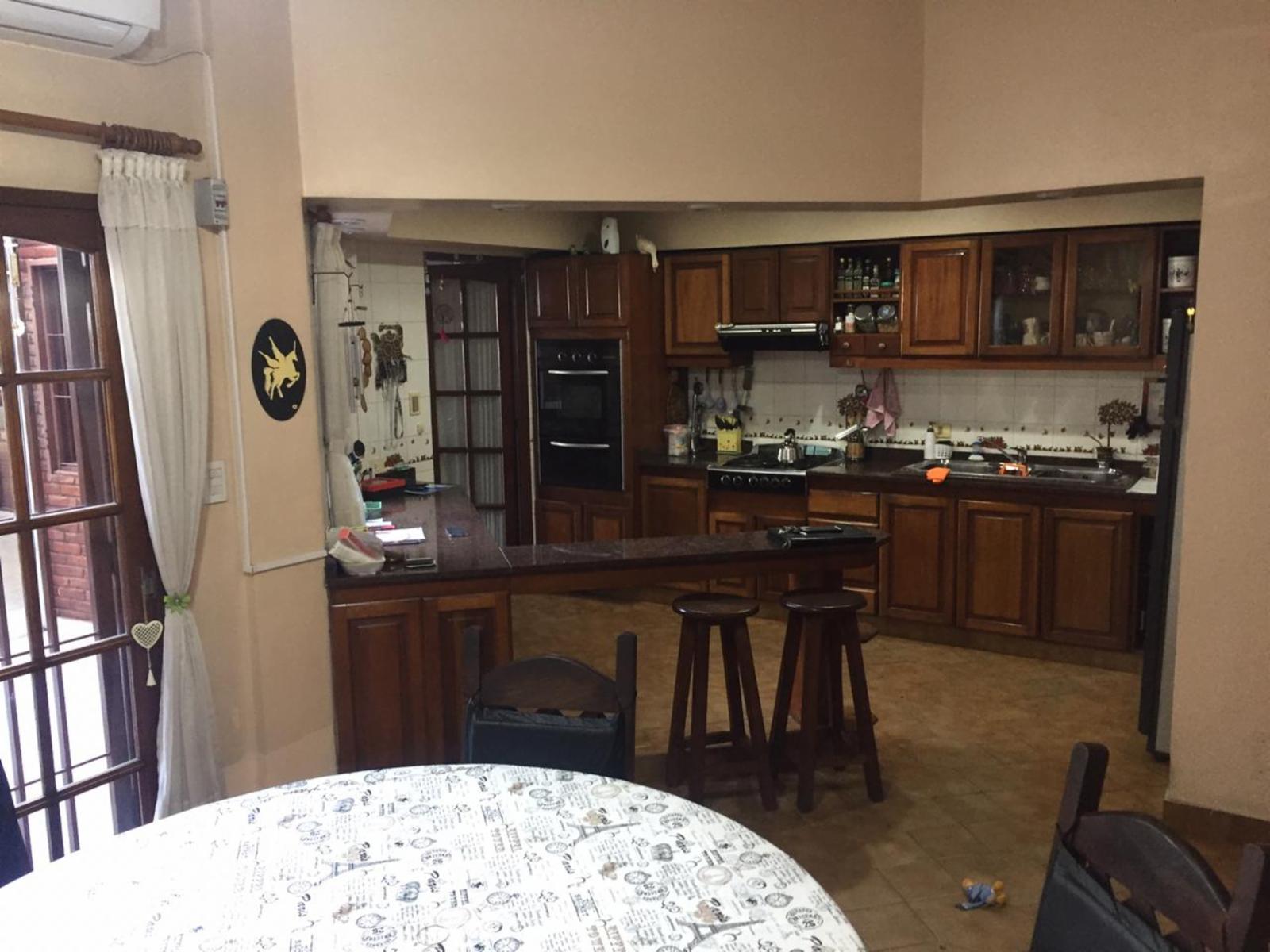 Excelente Chalet – 4 Ambientes – Dependencia– Jardín con pileta - Quincho y Garaje — foto 5