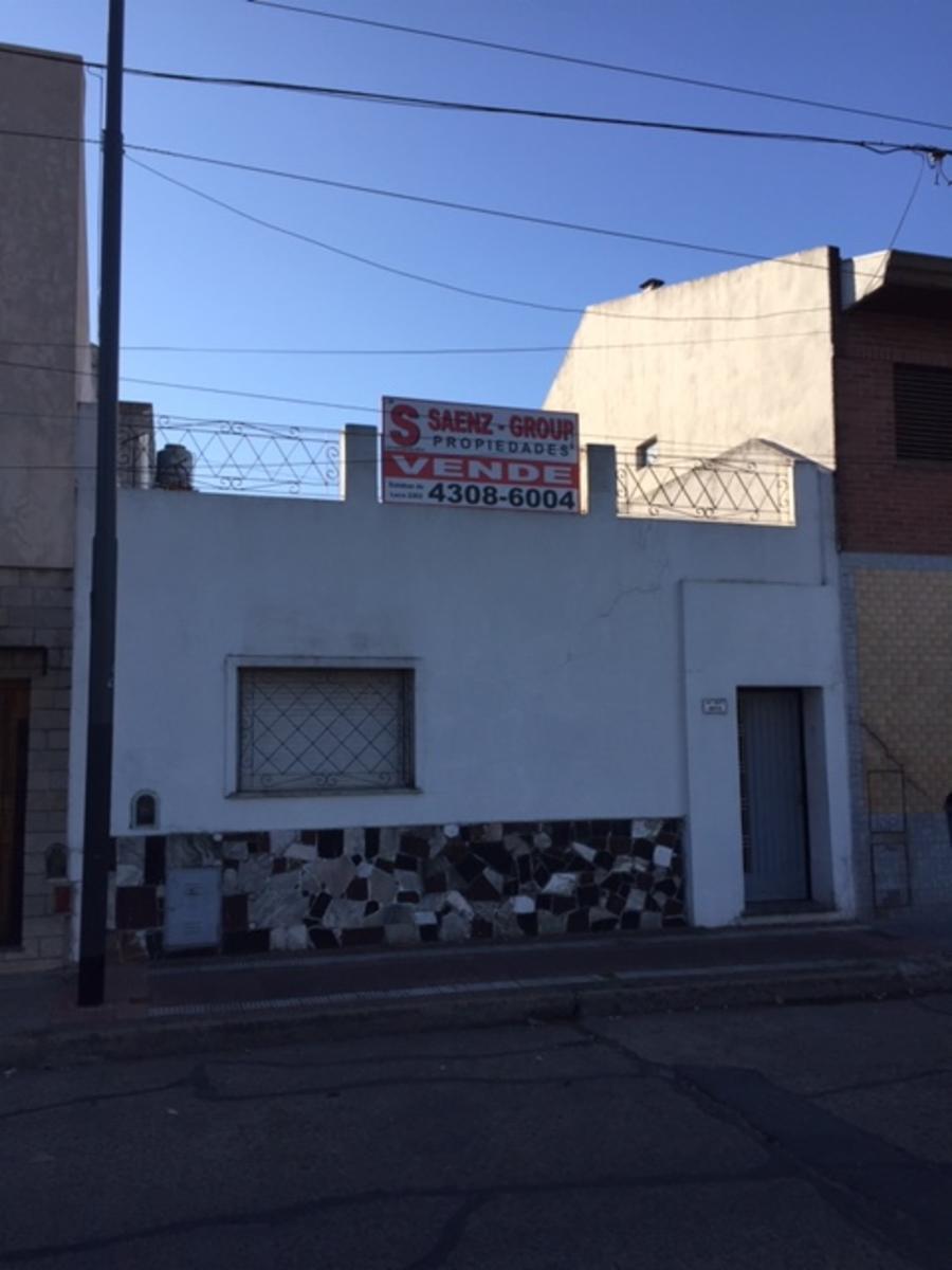 Casa en lote propio, 3 departamentos. Lote con patio y terraza - zona Pompeya