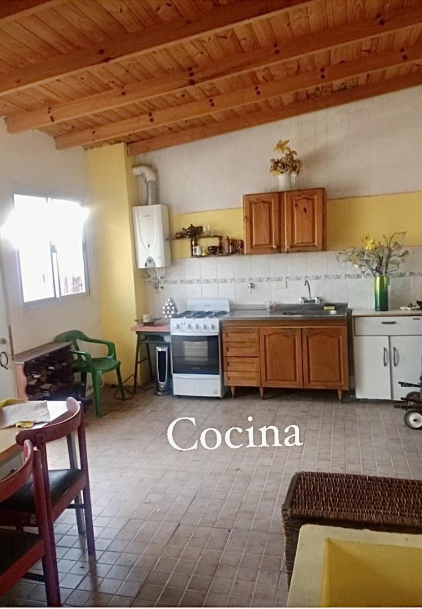 Casa en lote propio, 3 departamentos. Lote con patio y terraza - zona Pompeya — foto 4