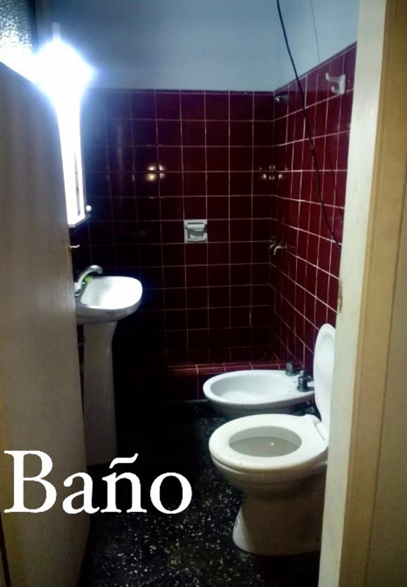 Casa en lote propio, 3 departamentos. Lote con patio y terraza - zona Pompeya — foto 9