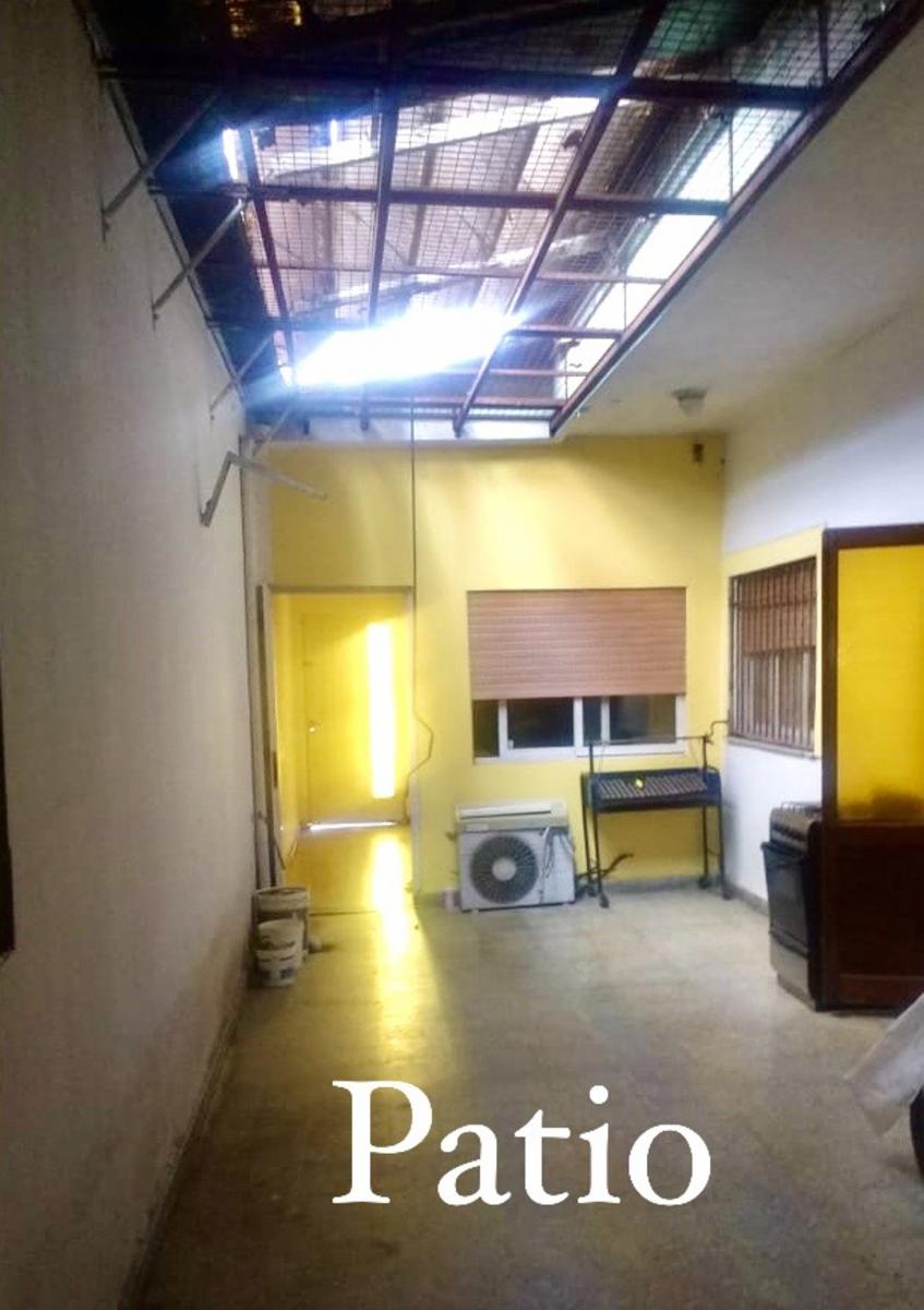 Casa en lote propio, 3 departamentos. Lote con patio y terraza - zona Pompeya — foto 11