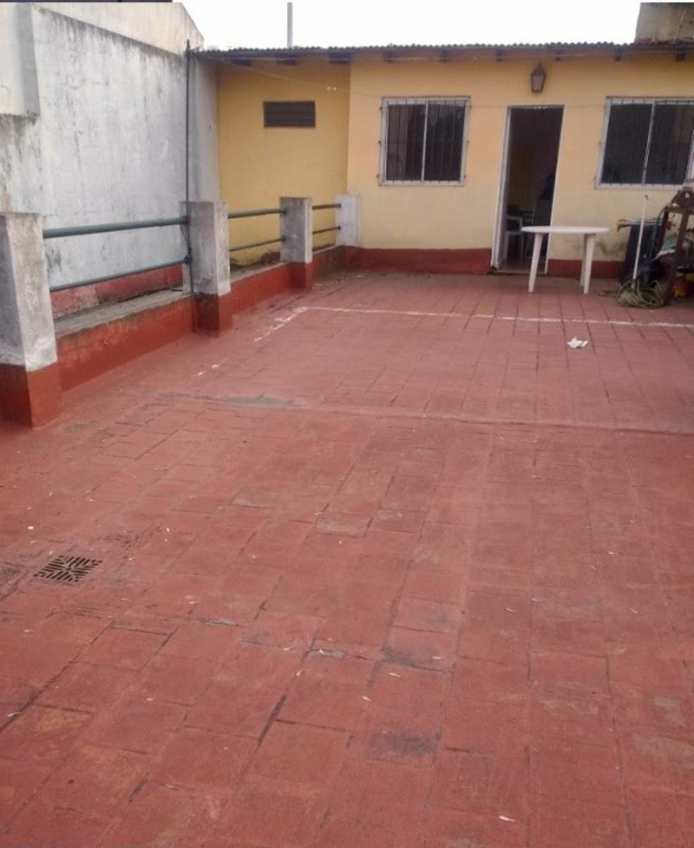 Casa en lote propio, 3 departamentos. Lote con patio y terraza - zona Pompeya — foto 13