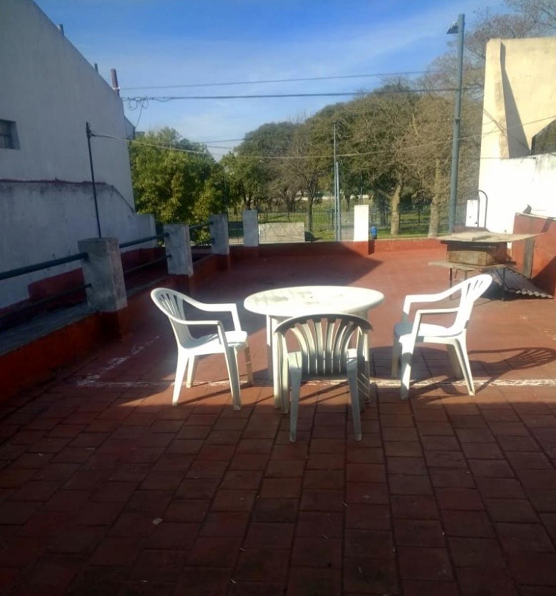 Casa en lote propio, 3 departamentos. Lote con patio y terraza - zona Pompeya — foto 14