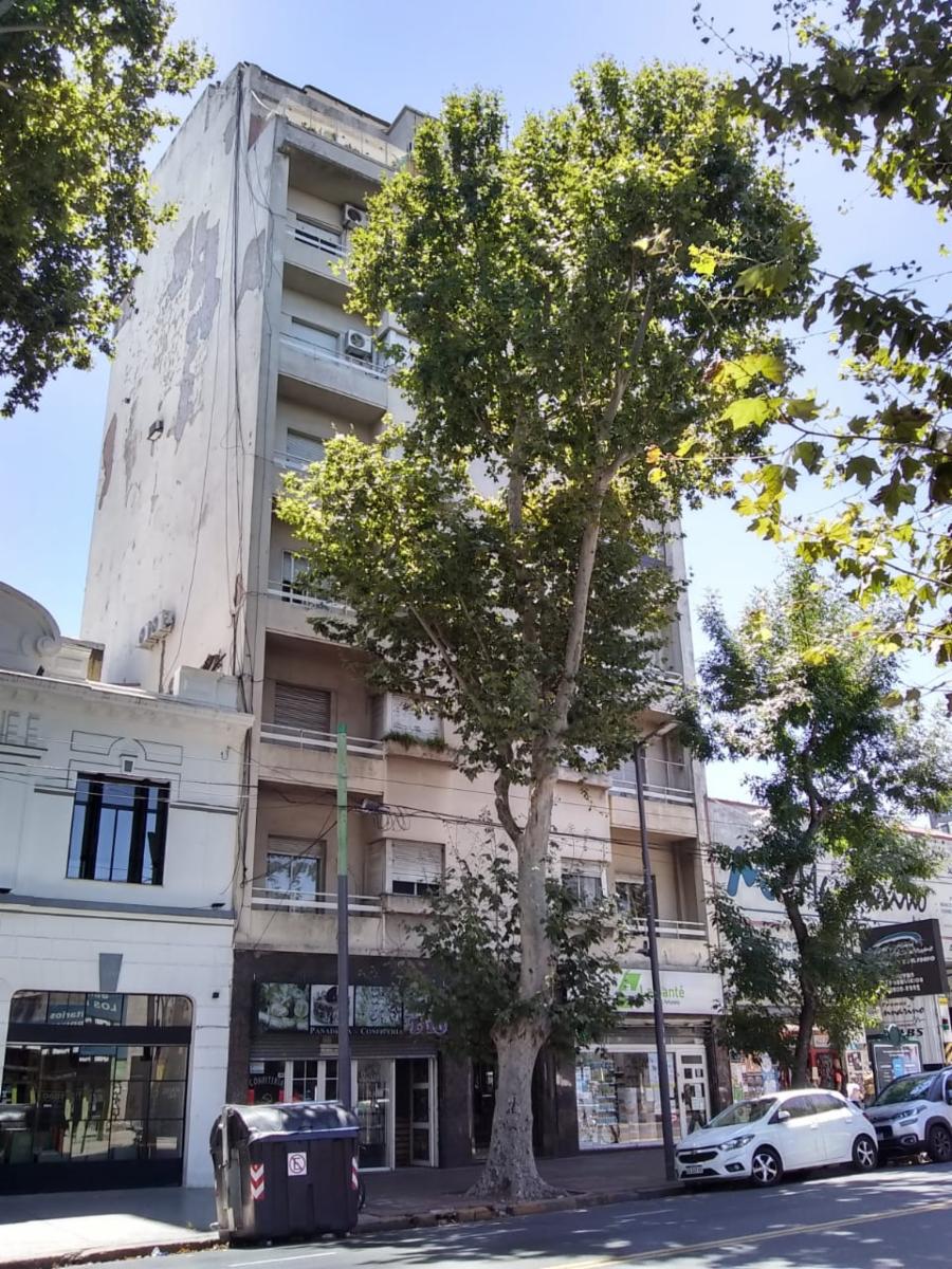 Depto, 3 ambientes con dependencia, al frente con Balcón, muy luminoso.