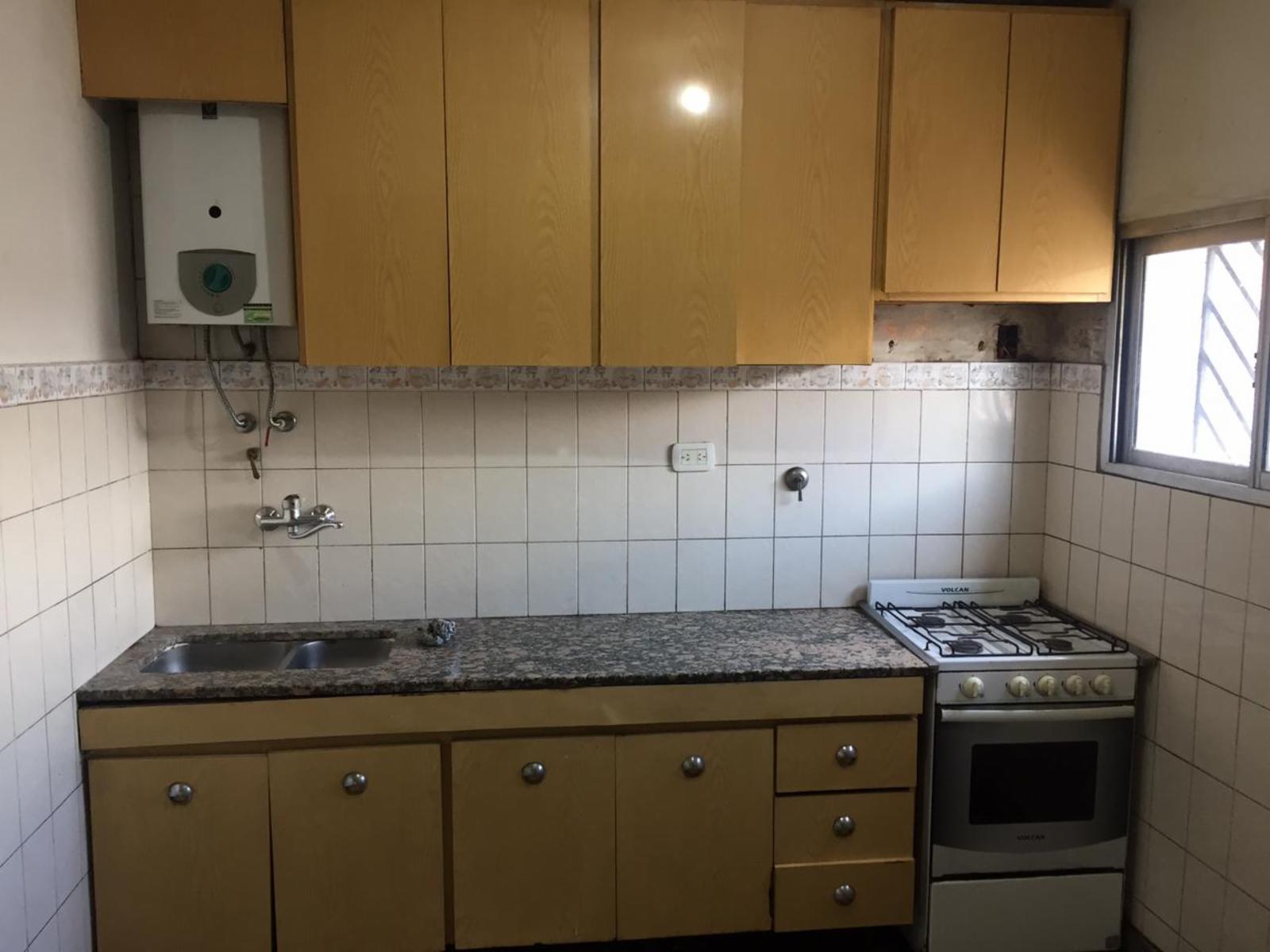 Galpón/deposito con Vivienda de 4 Ambientes, 360 m2 totales. - 8