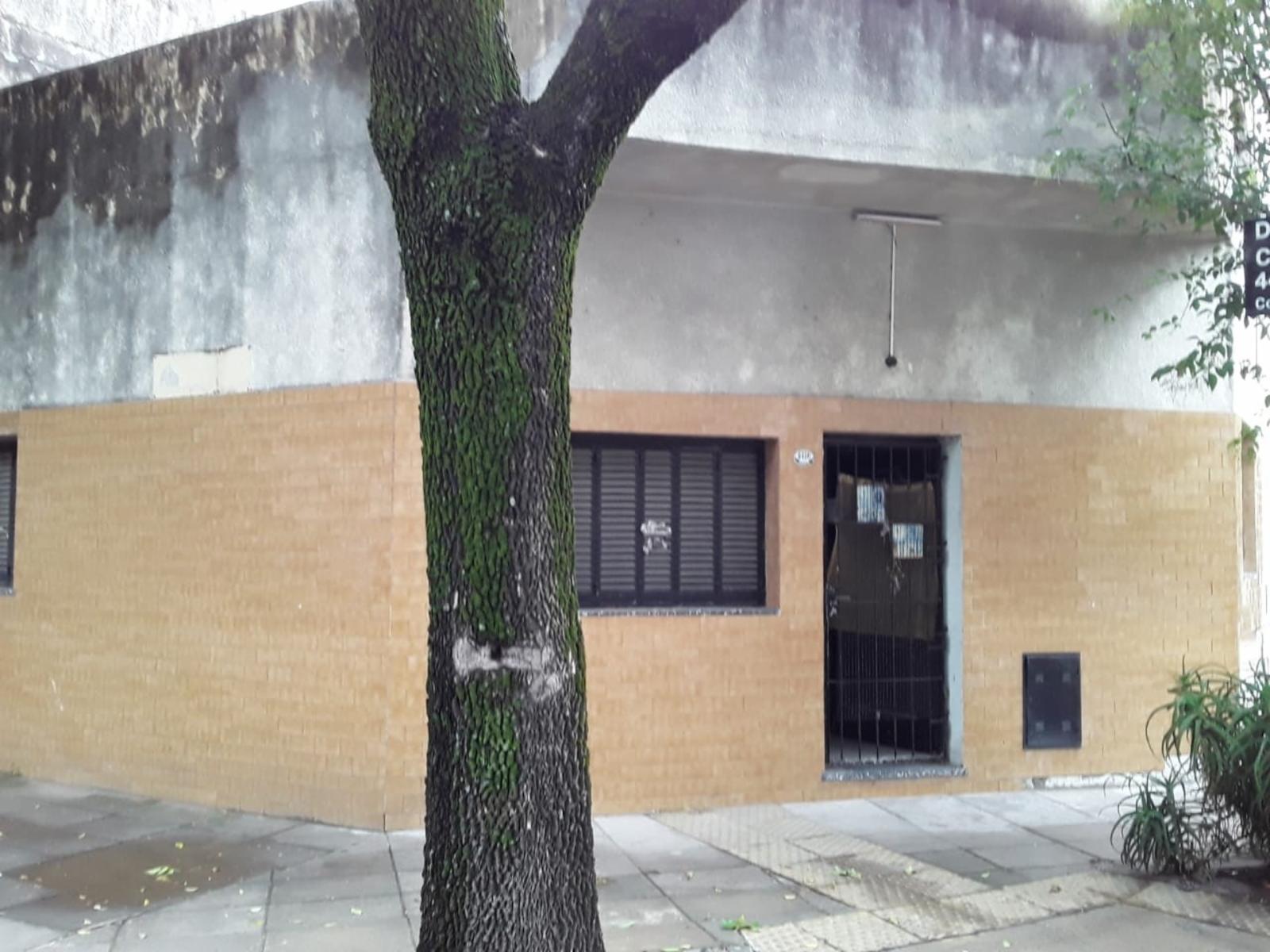 Tipo casa con entrada independiente, 3 ambientes con terraza.