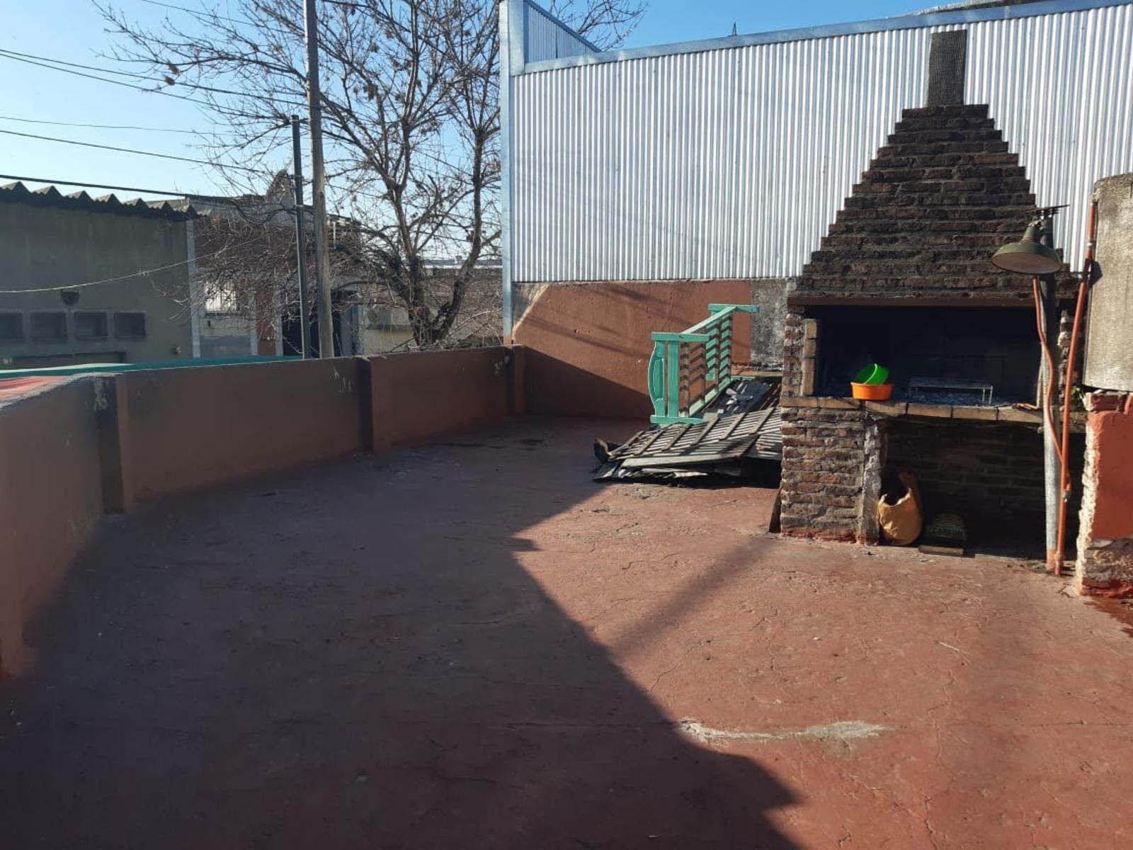 Venta casa en esquina. A Reaccionar. Lote de 11x17,37. Con dos Garajes, Patio Y Terraza. Oportunidad — foto 4