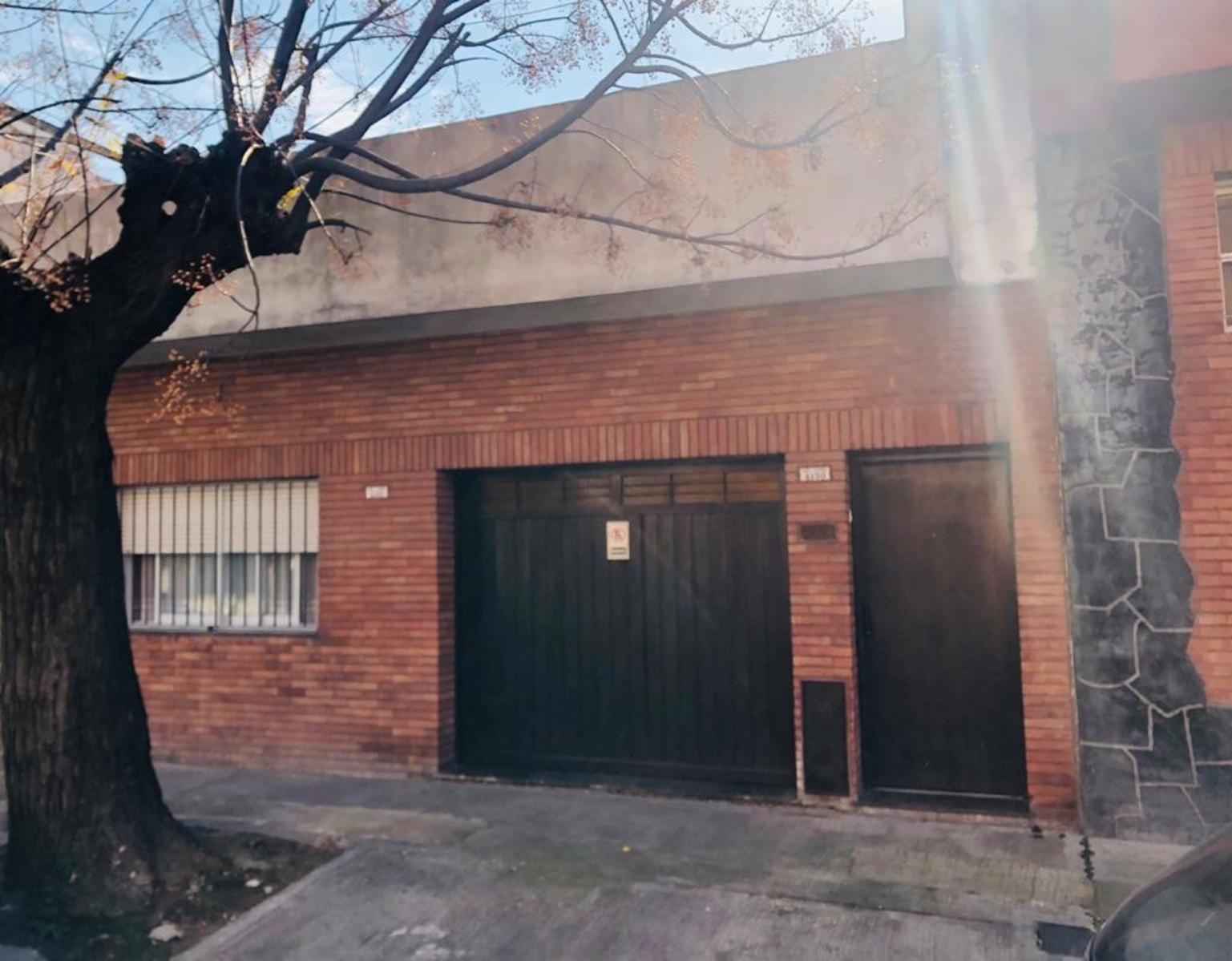 Casa 7 ambientes. En lote propio de 8,12 x 35. Oportunidad