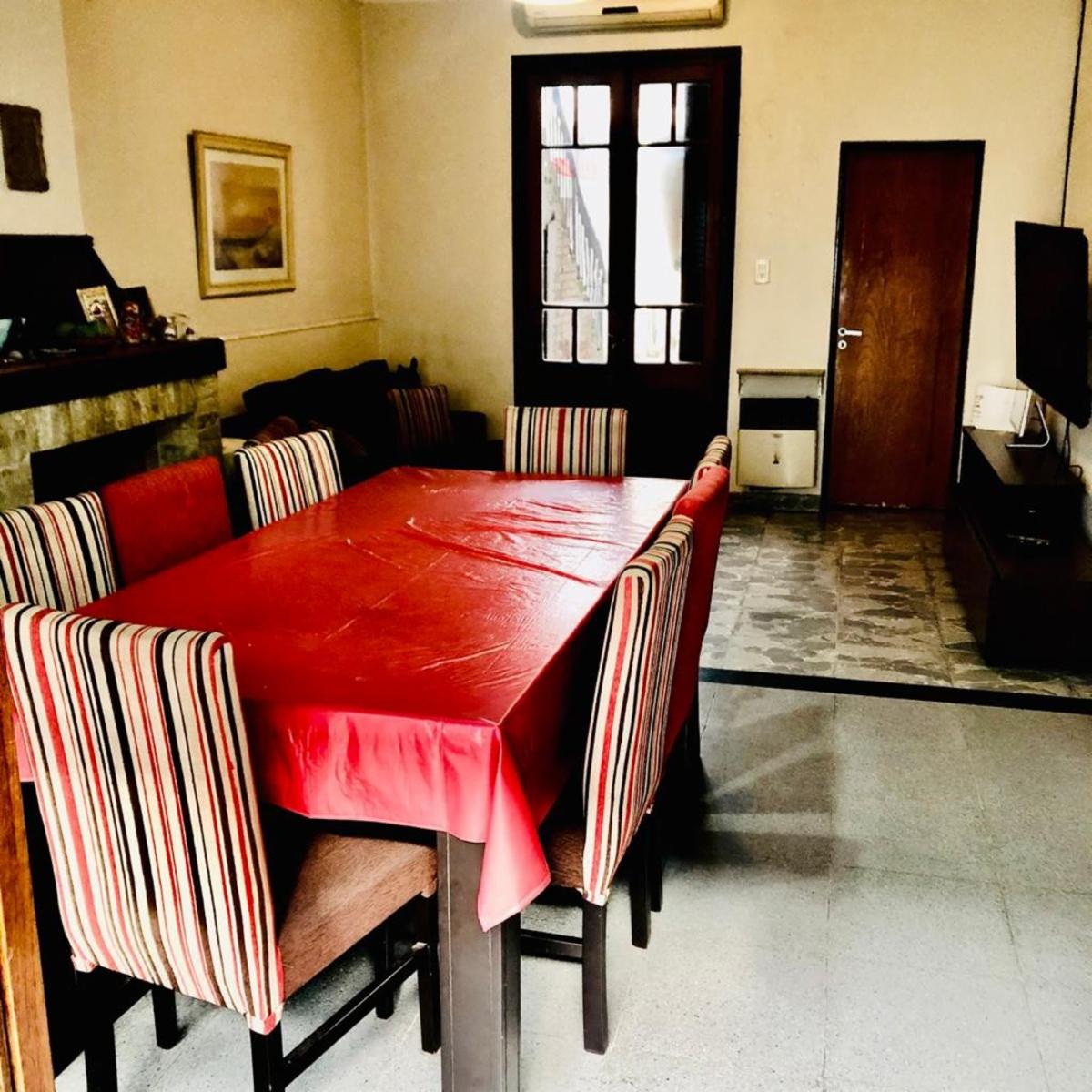 Casa 7 ambientes. En lote propio de 8,12 x 35. Oportunidad — foto 2