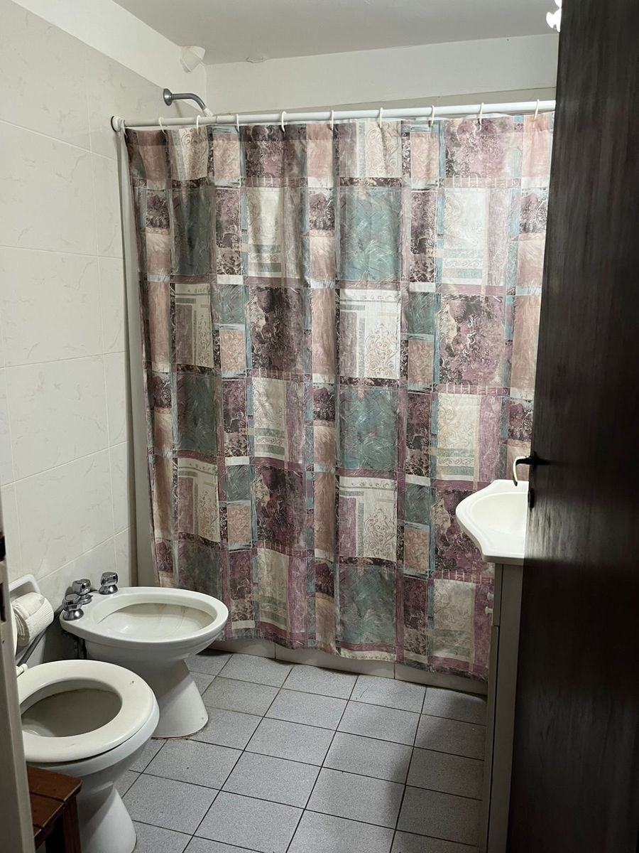 Departamento de un dormitorio a una cuadra del mar, frente al parque