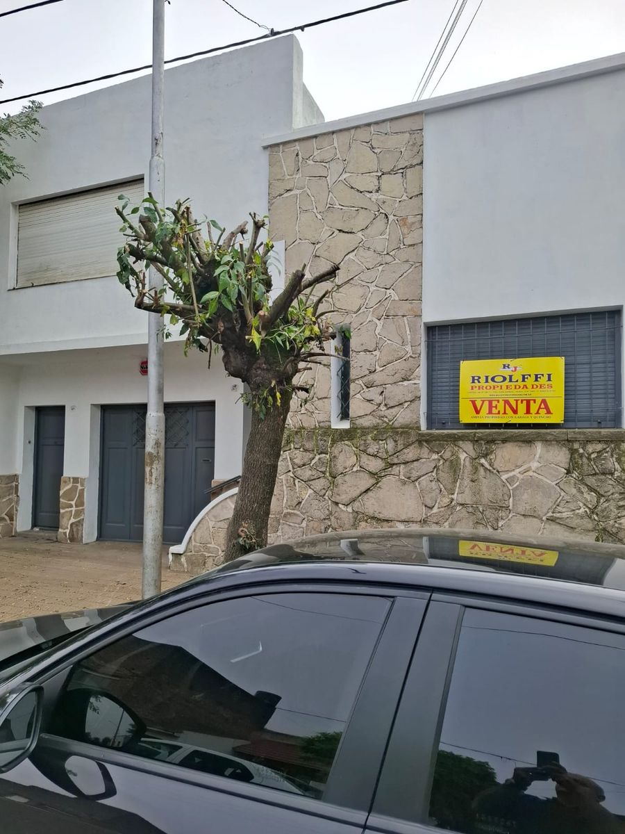 HERMOSA CASA CON 3 DORMITORIOS , A PASOS DEL CENTRO - 1