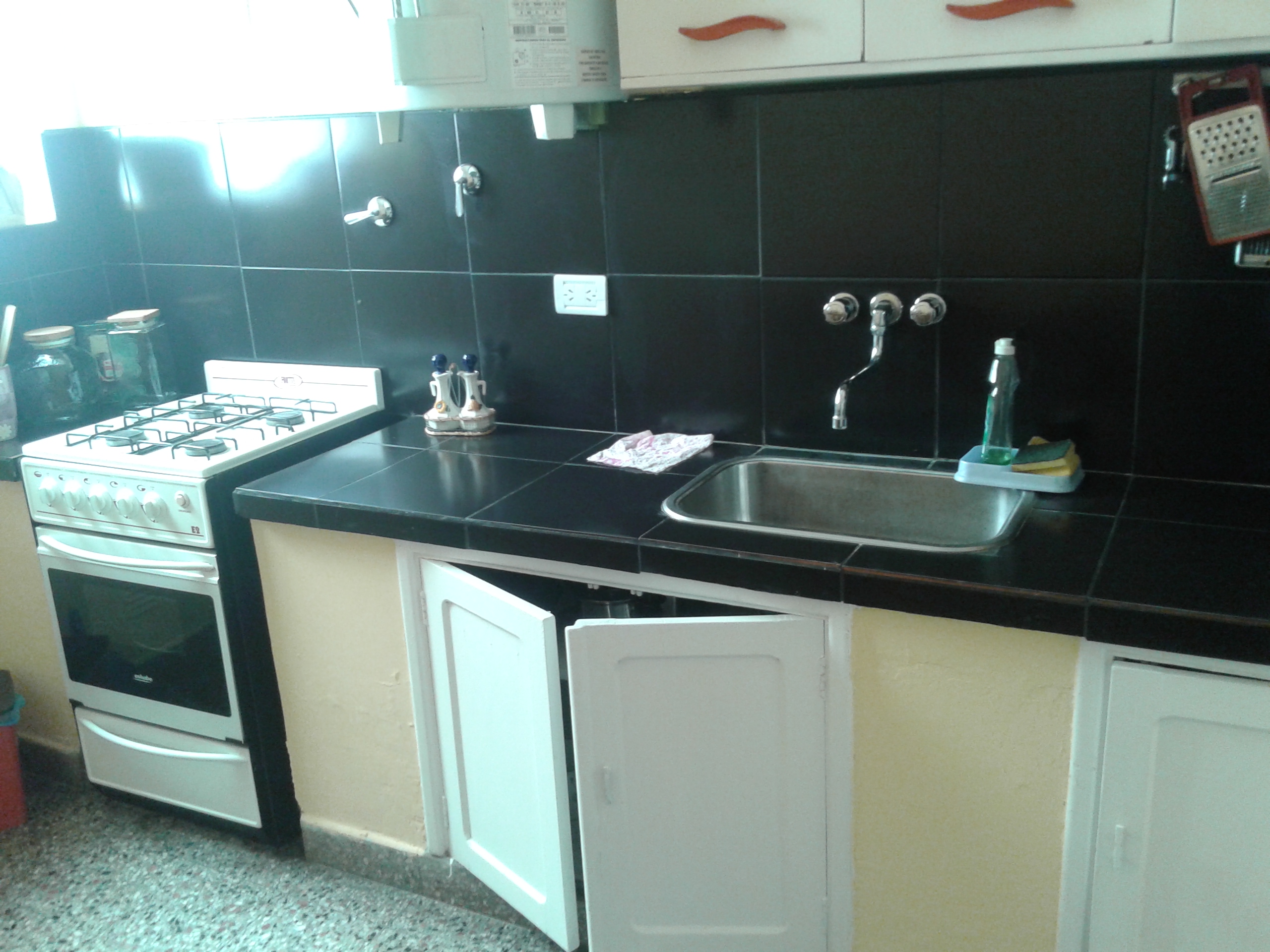 departamento para 5 personas a una cuadra de la peatonal,con 2 dormitorios,baño,living-comedor,cocina,parrilla y cochera — foto 2