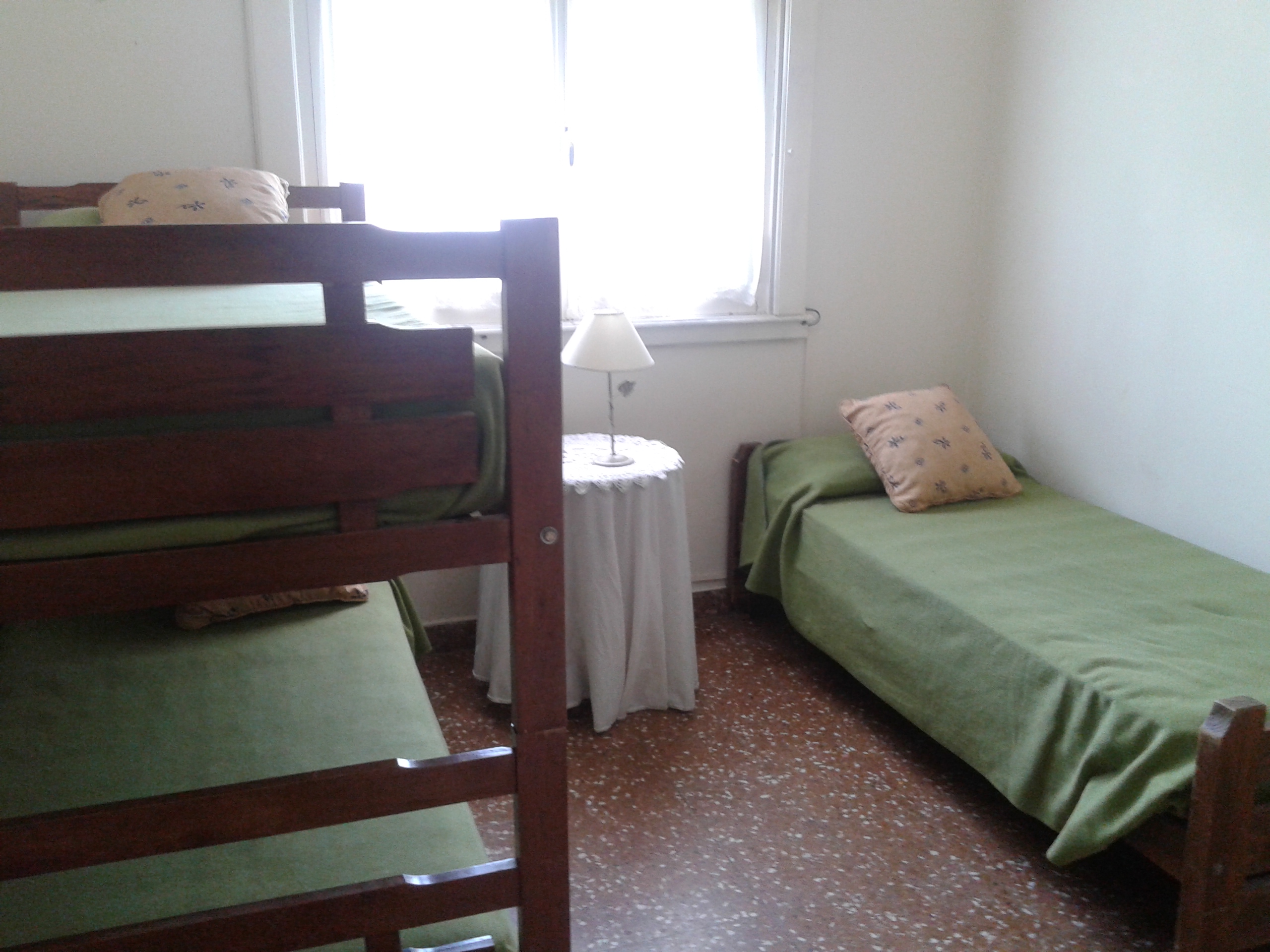 departamento para 5 personas a una cuadra de la peatonal,con 2 dormitorios,baño,living-comedor,cocina,parrilla y cochera — foto 5