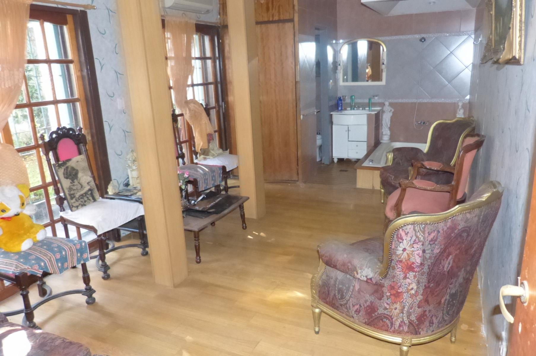 EXCELENTE CASA DE 6 AMBIENTES CON INMEJORABLE UBICACION. GRAN OPORTUNIDAD - 4