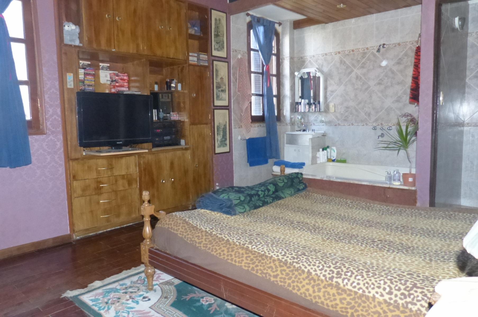 EXCELENTE CASA DE 6 AMBIENTES CON INMEJORABLE UBICACION. GRAN OPORTUNIDAD - 5