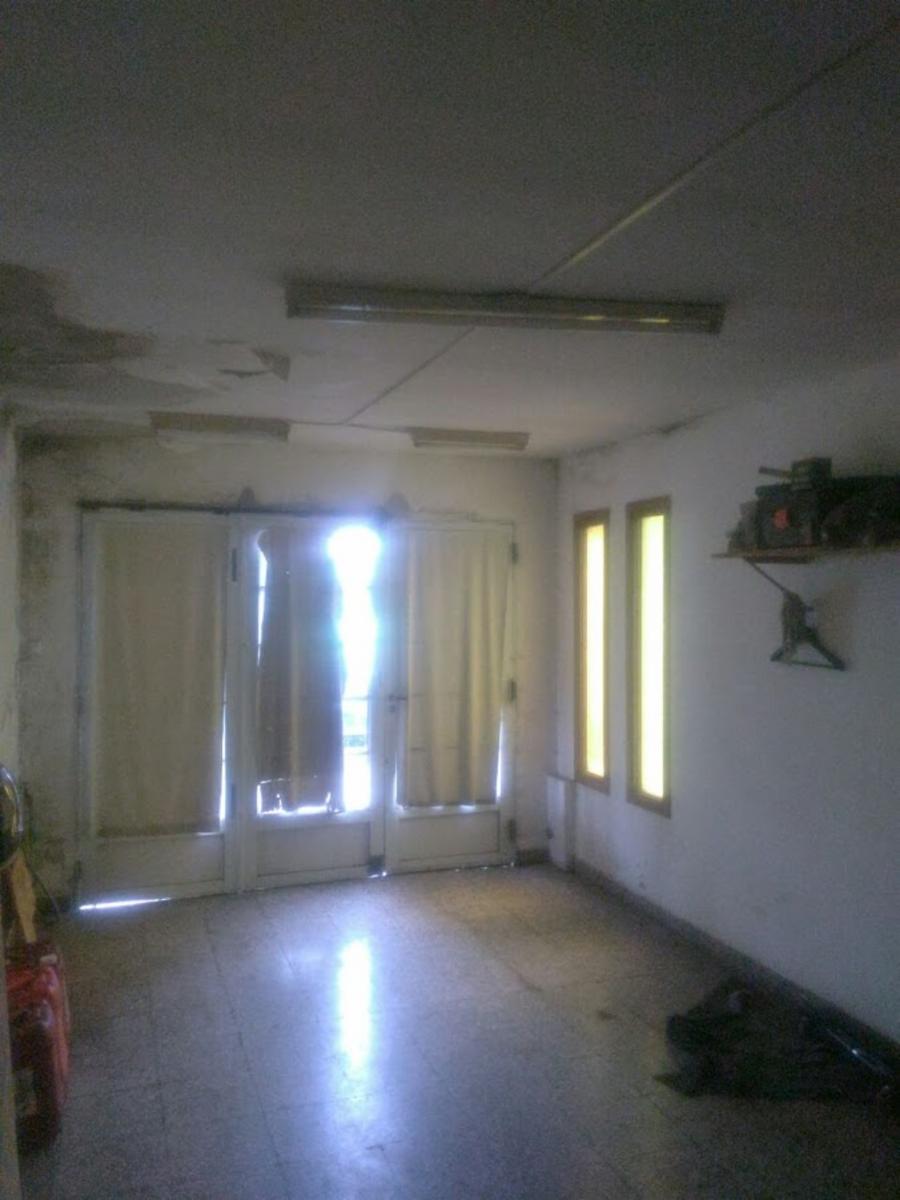CASA 2 DORMITORIOS, BUENA UBICACIÓN, GRAN TERRENO - 1