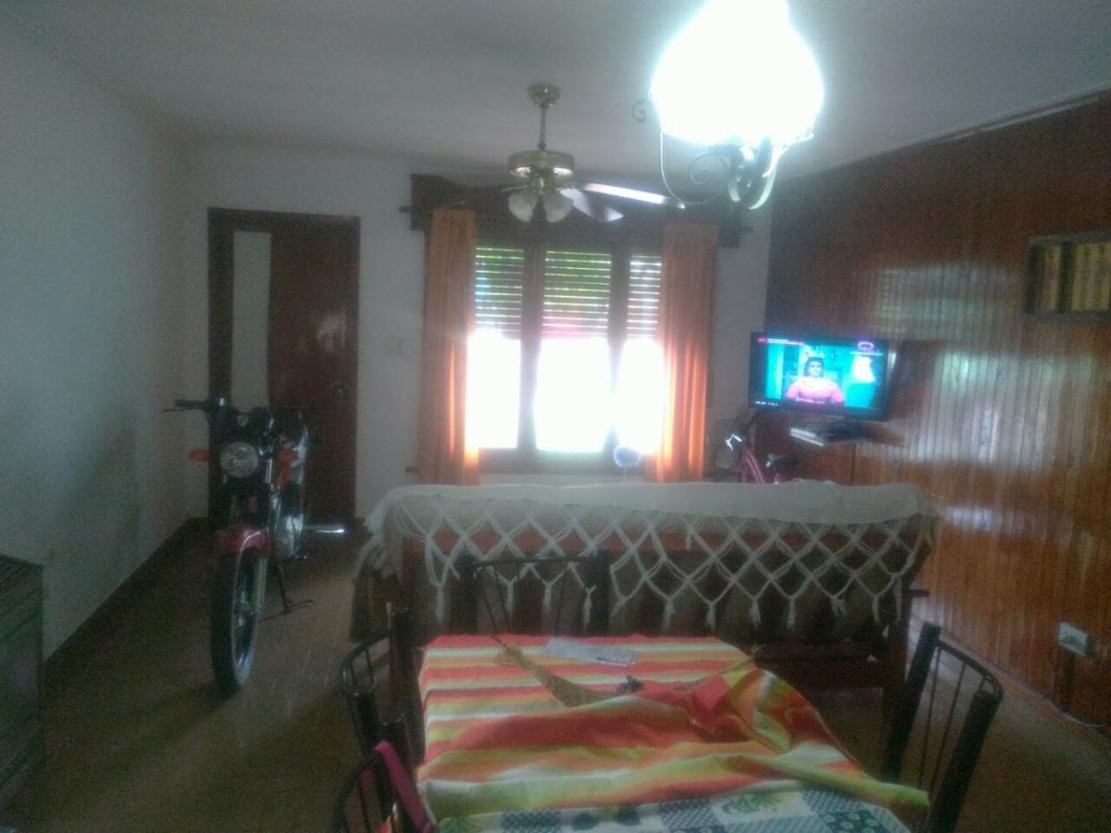 CASA 2 DORMITORIOS, BUENA UBICACIÓN, GRAN TERRENO - 2