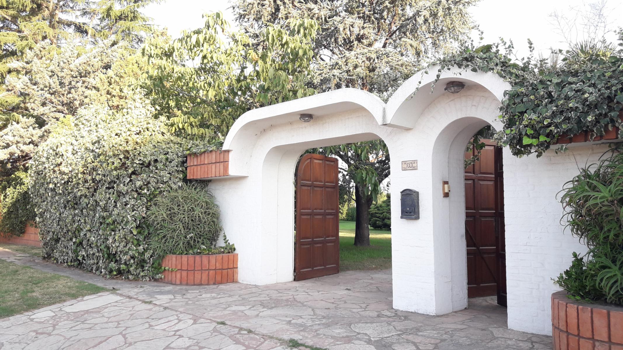 CASA QUINTA EN VENTA, GRAN PARQUE CON PILETA - 2