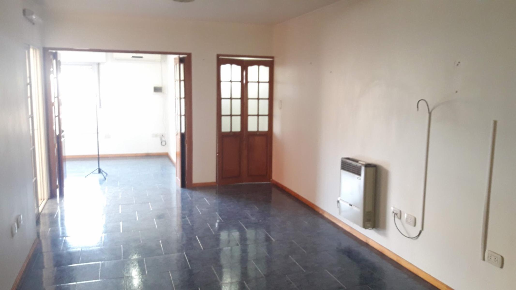 CASA DE 3 DORMITORIOS Y QUINCHO EN CALLE LAMADRID CASI LAVALLE - 3