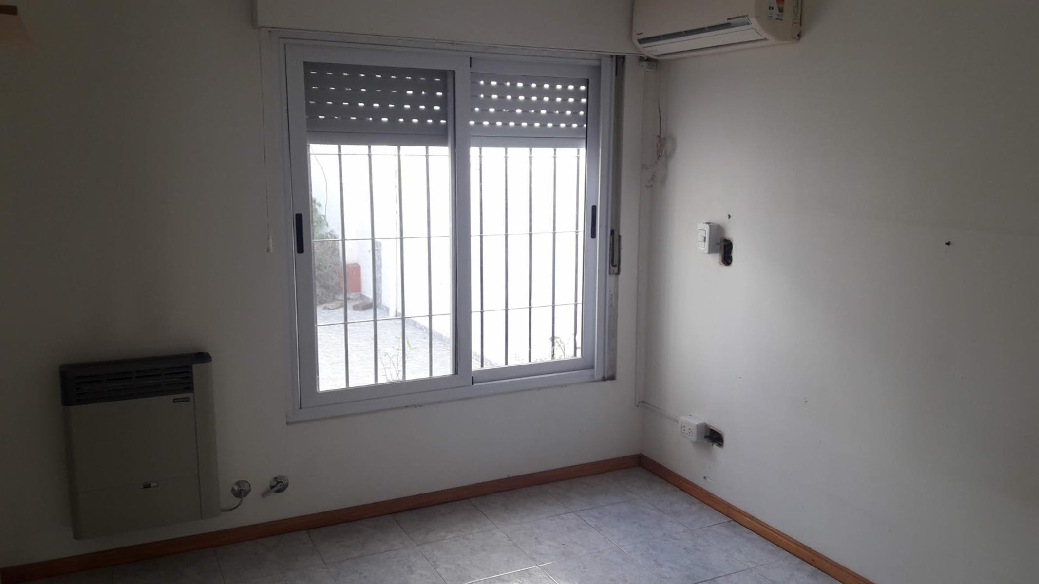 CASA DE 3 DORMITORIOS Y QUINCHO EN CALLE LAMADRID CASI LAVALLE - 4