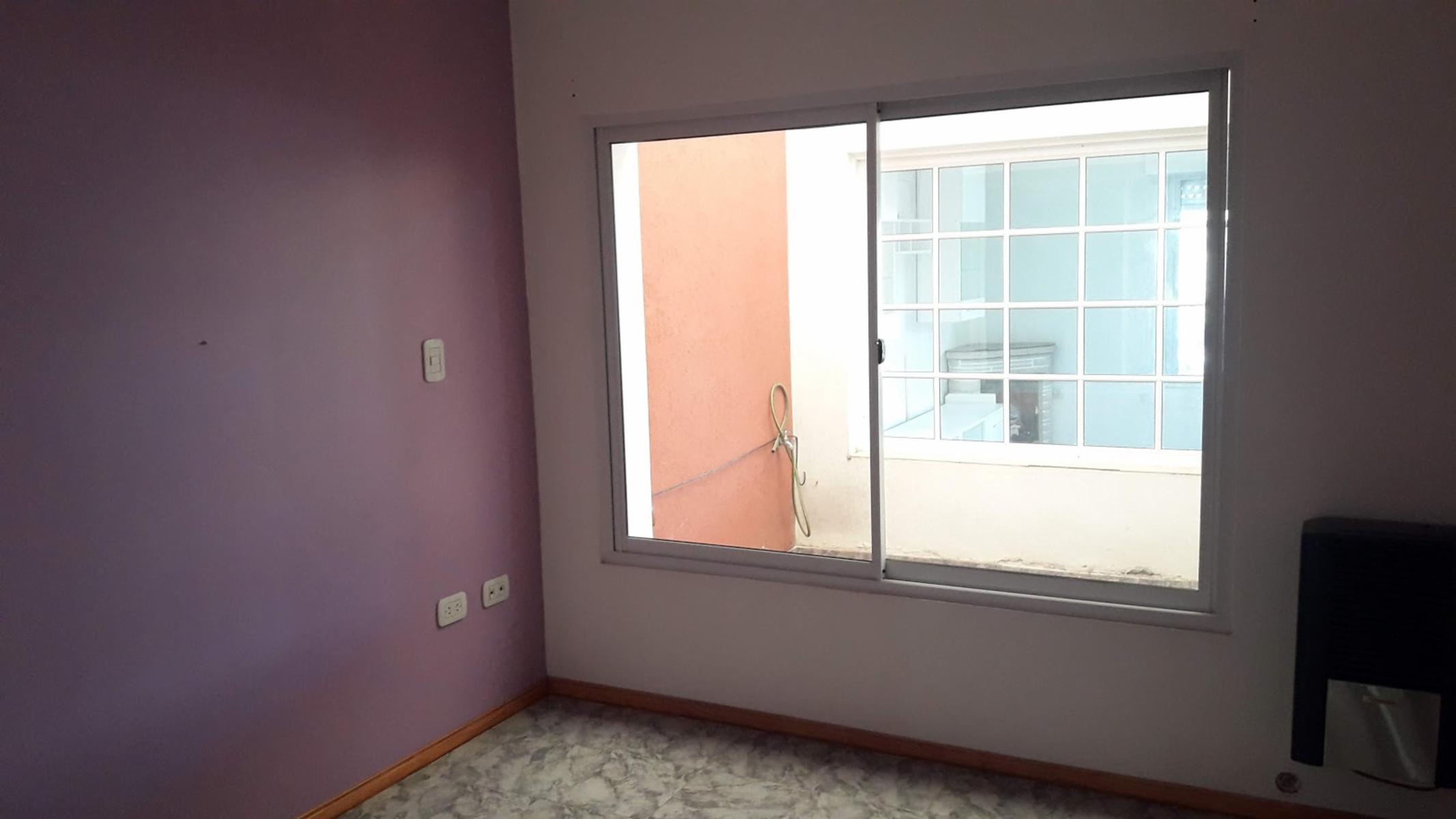 CASA DE 3 DORMITORIOS Y QUINCHO EN CALLE LAMADRID CASI LAVALLE - 10