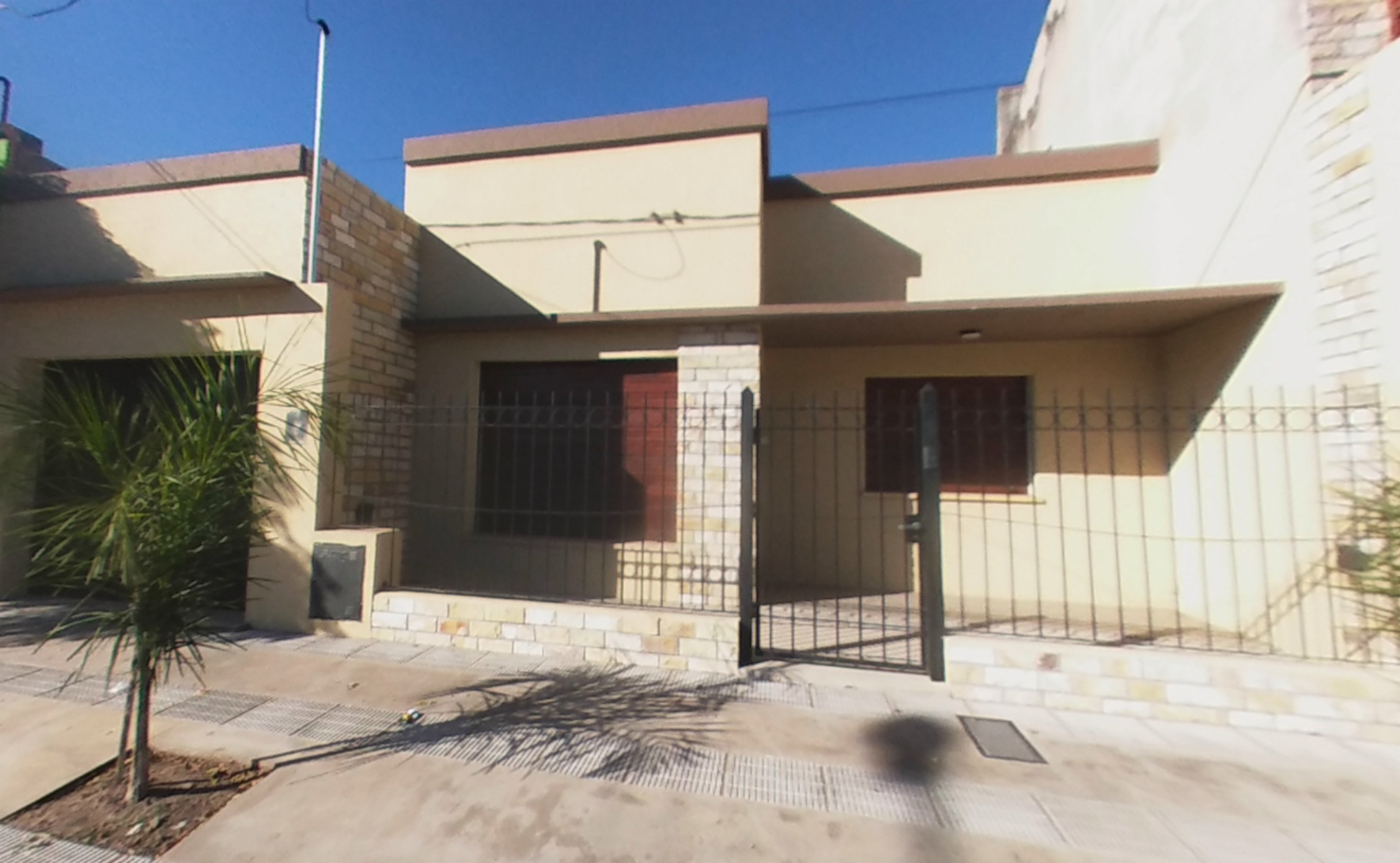 CASA EN VENTA EN CALLE HIPOLITO YRIGOYEN E/ R. PEÑA Y C. SUAREZ. - 2