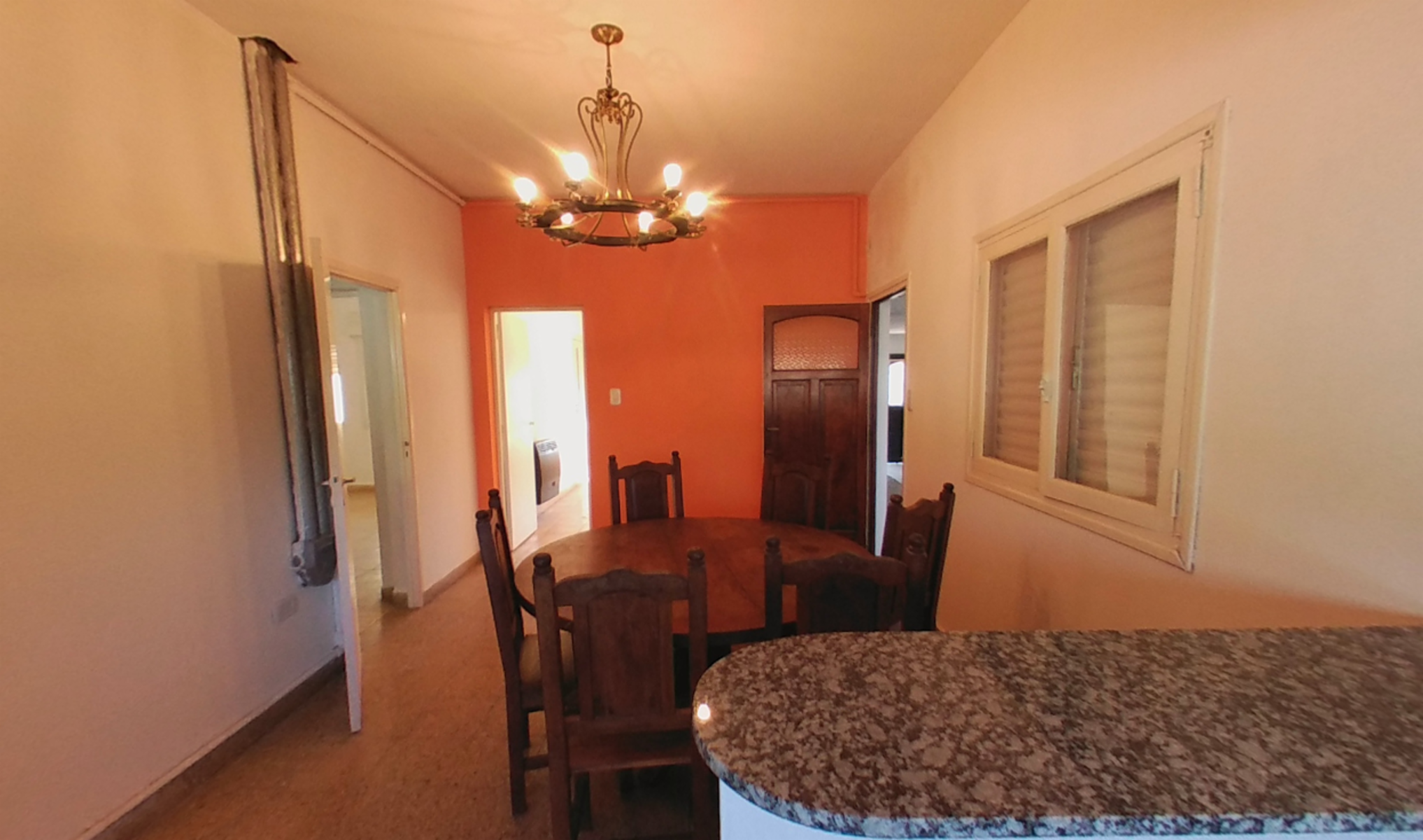 CASA EN VENTA EN CALLE HIPOLITO YRIGOYEN E/ R. PEÑA Y C. SUAREZ. - 4