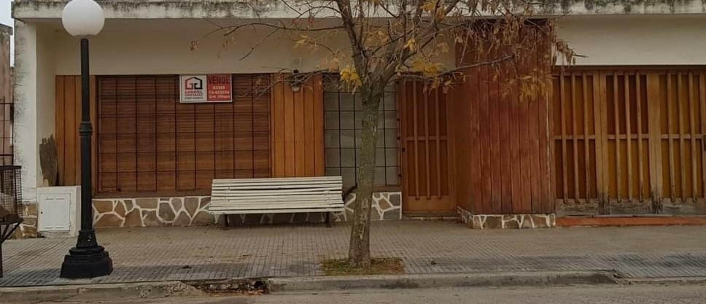 Casa de tres dormitorios. Muy buena ubicación. Servicios. - 1