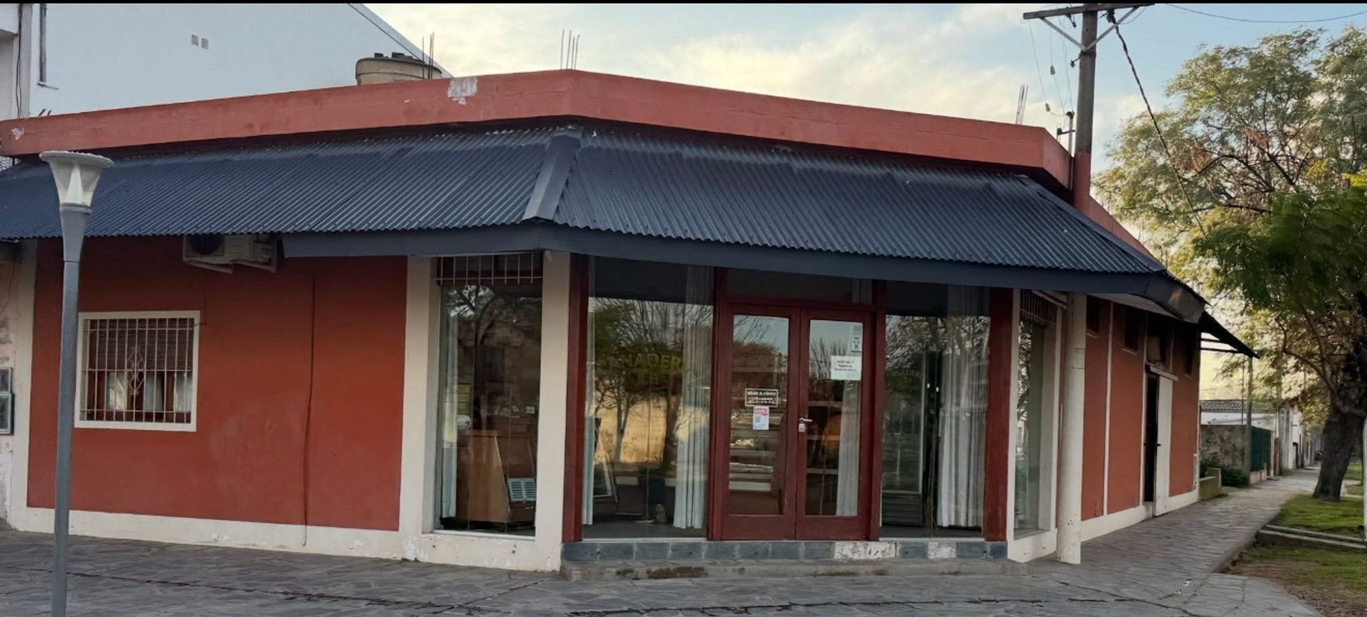 Local comercial. Excelente estado. Todos los servicios. - 1